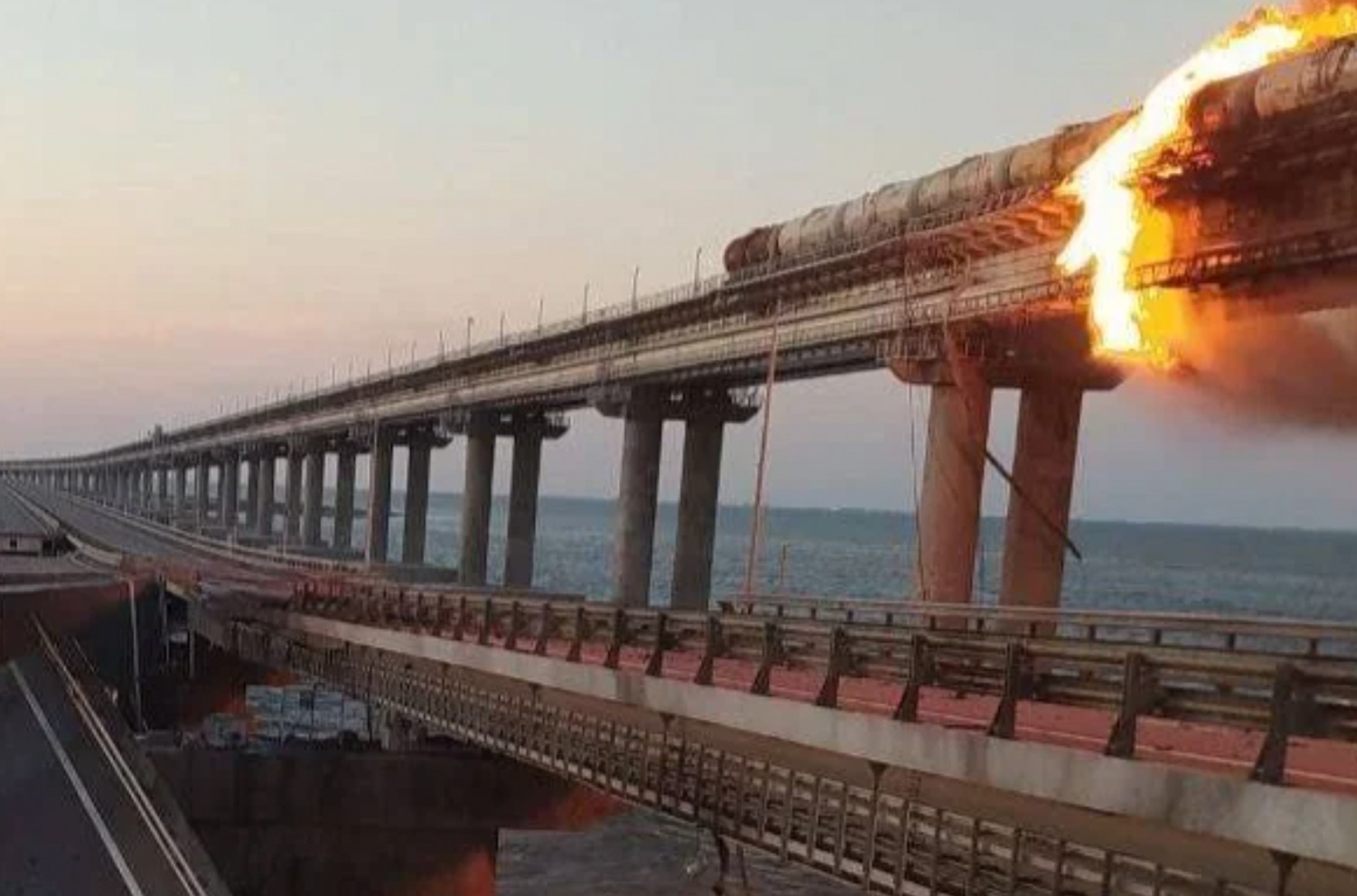 Аксенов заявил о возобновлении движения автомобилей по Крымскому мосту после взрыва 