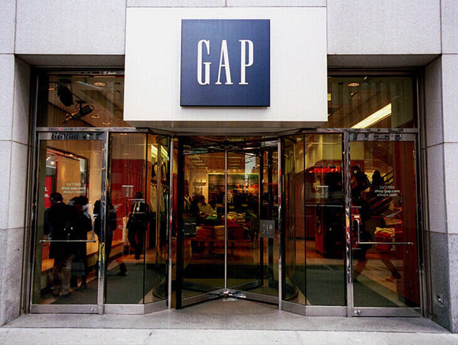 Магазины одежды GAP уходят из России. Продажа бизнеса не планируется — «Известия»