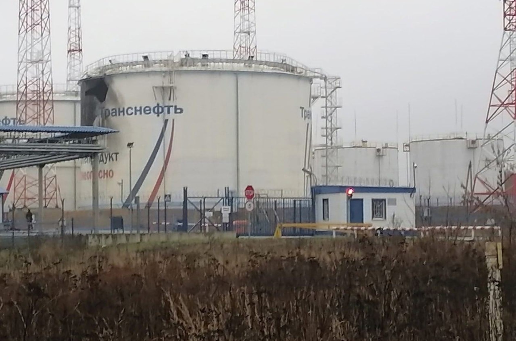 Беспилотник подорвал нефтебазу в орловском селе в 200 км от границы с Украиной 