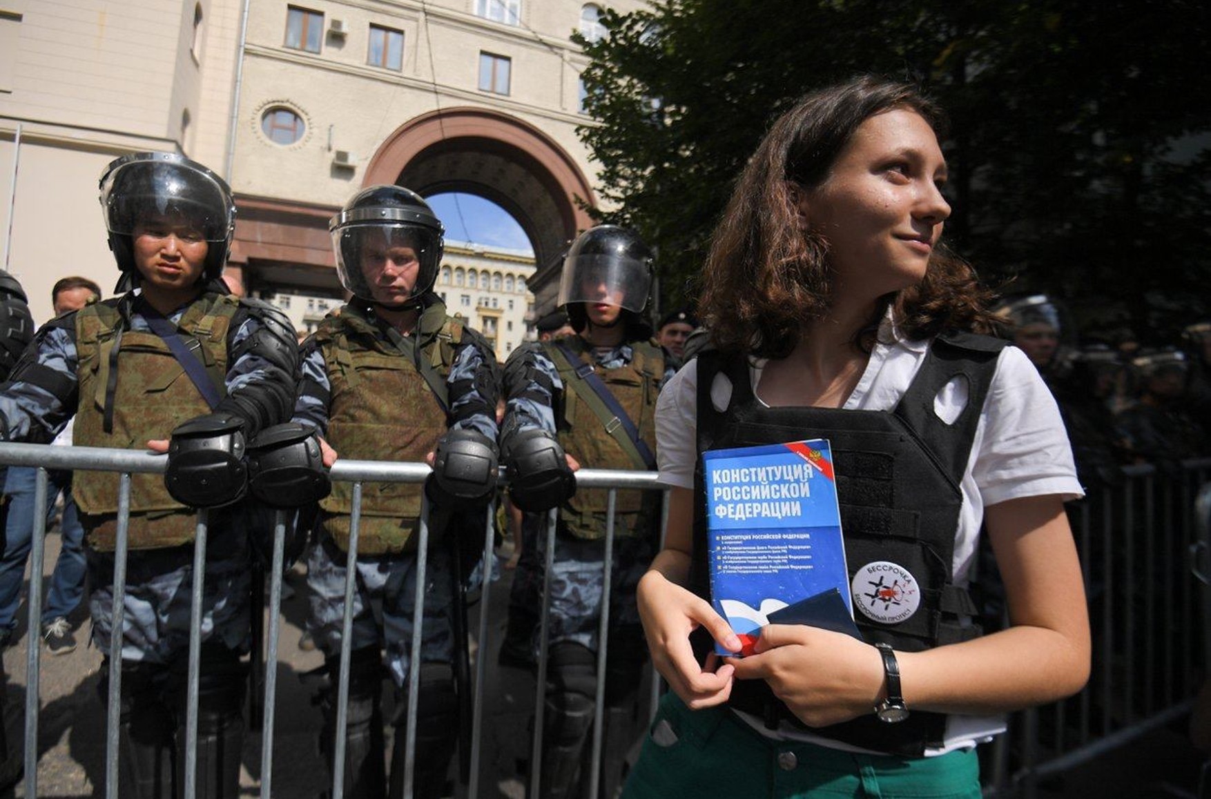 МВД объявило в федеральный розыск Ольгу Мисик, «девочку с Конституцией» с летних протестов 2019 года