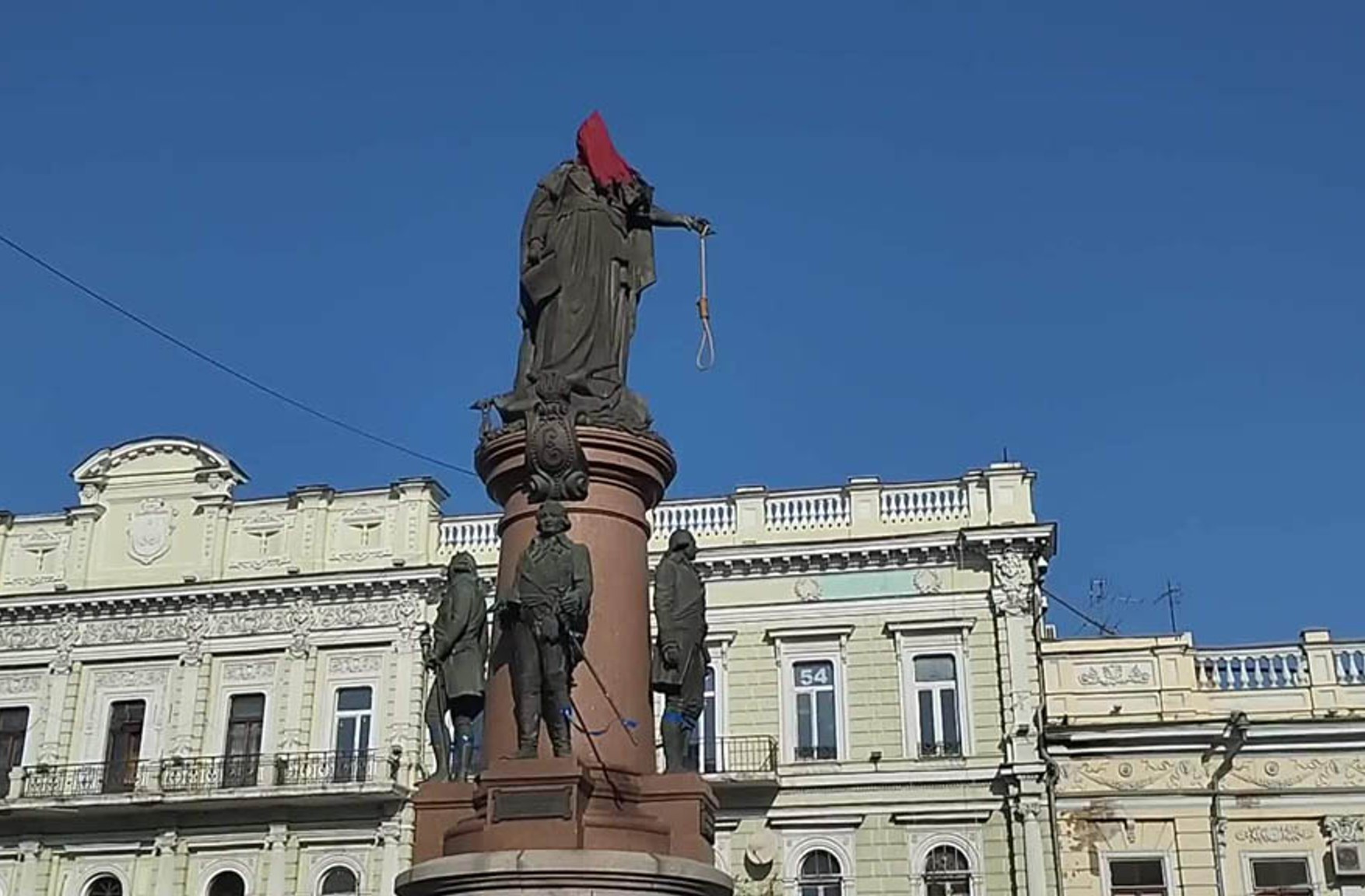В Одессе одобрили демонтаж памятников Екатерине II и Суворову. Их уберут в музей