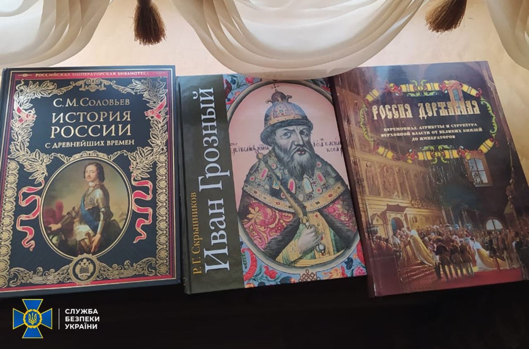 СБУ нашла оружие, наличные рубли и книги по истории России у сбежавшего главы пророссийской партии «Наши» Мураева