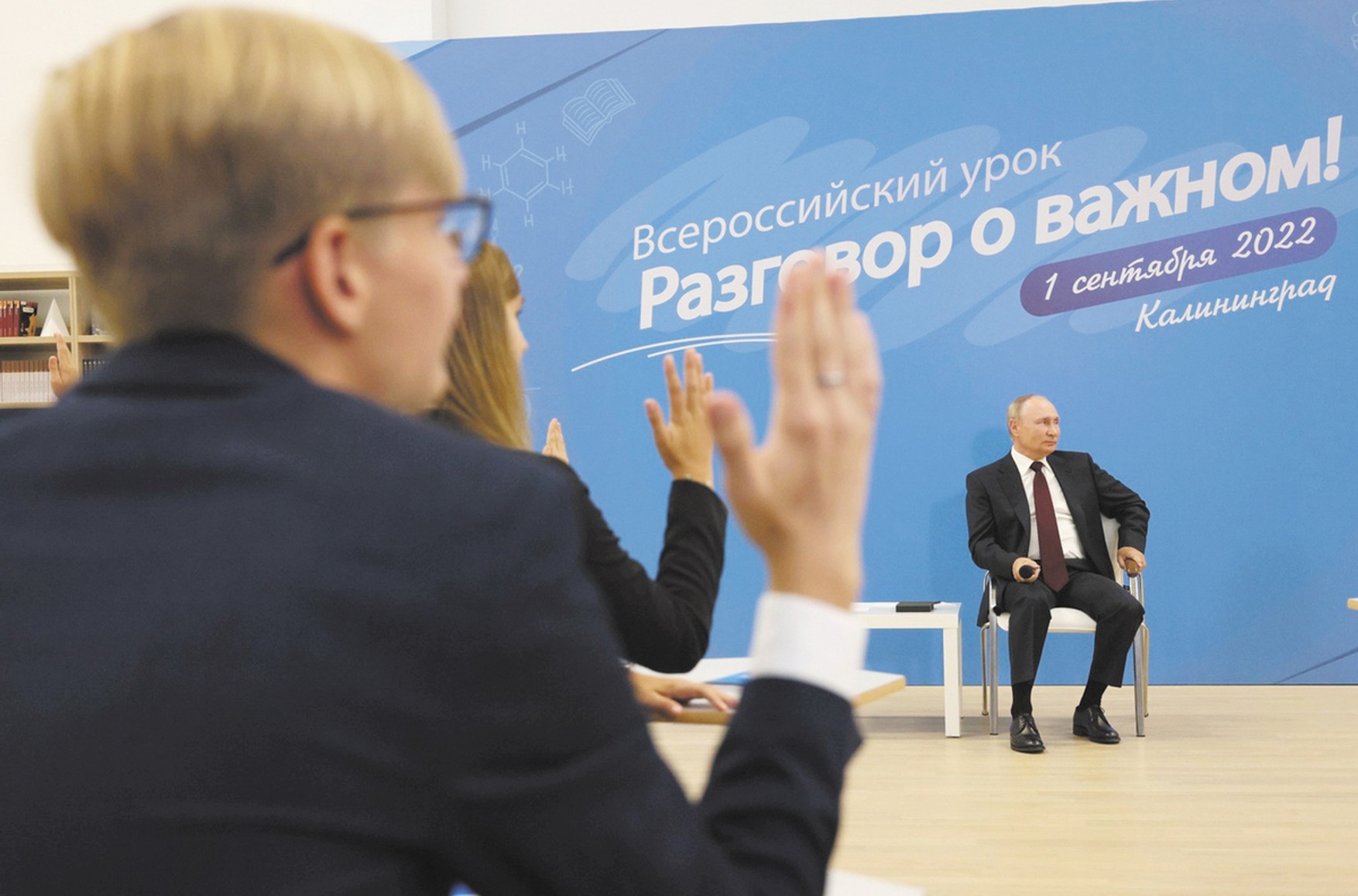 Путин отменил все встречи, где могли спросить про войну. Вместо этого он рассказывал свою версию событий детям, матерям и стюардессам