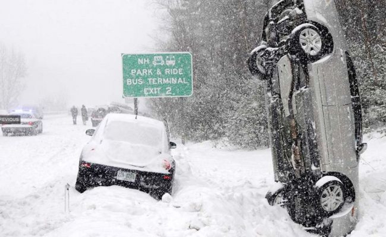 В США второй день продолжается сильнейшая снежная буря. Как минимум 28 человек погибли, миллионы людей без света, отменены сотни авиарейсов
