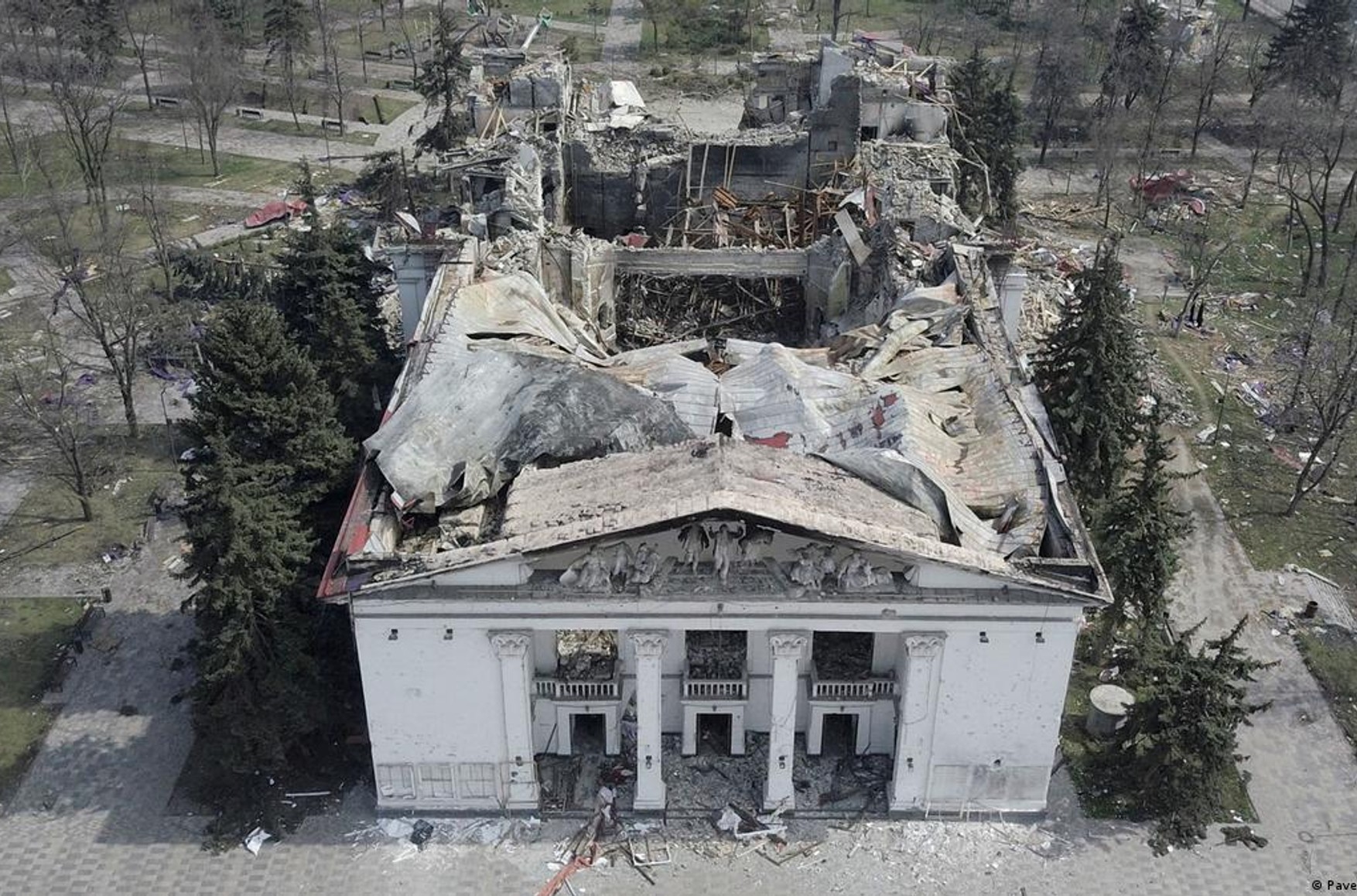 В Мариуполе начали сносить драмтеатр, в результате бомбардировки которого погибли минимум 300 человек