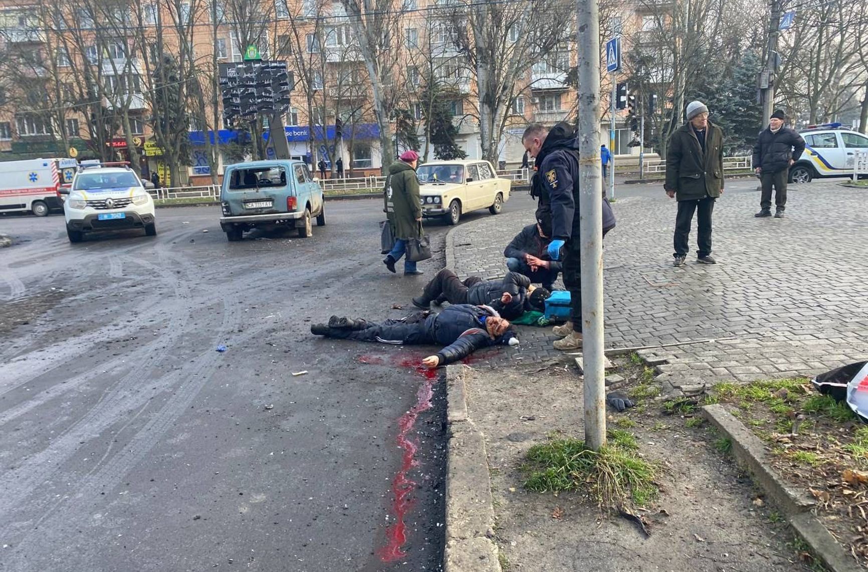 Семь человек погибли и 58 получили ранения в результате российского обстрела Херсона