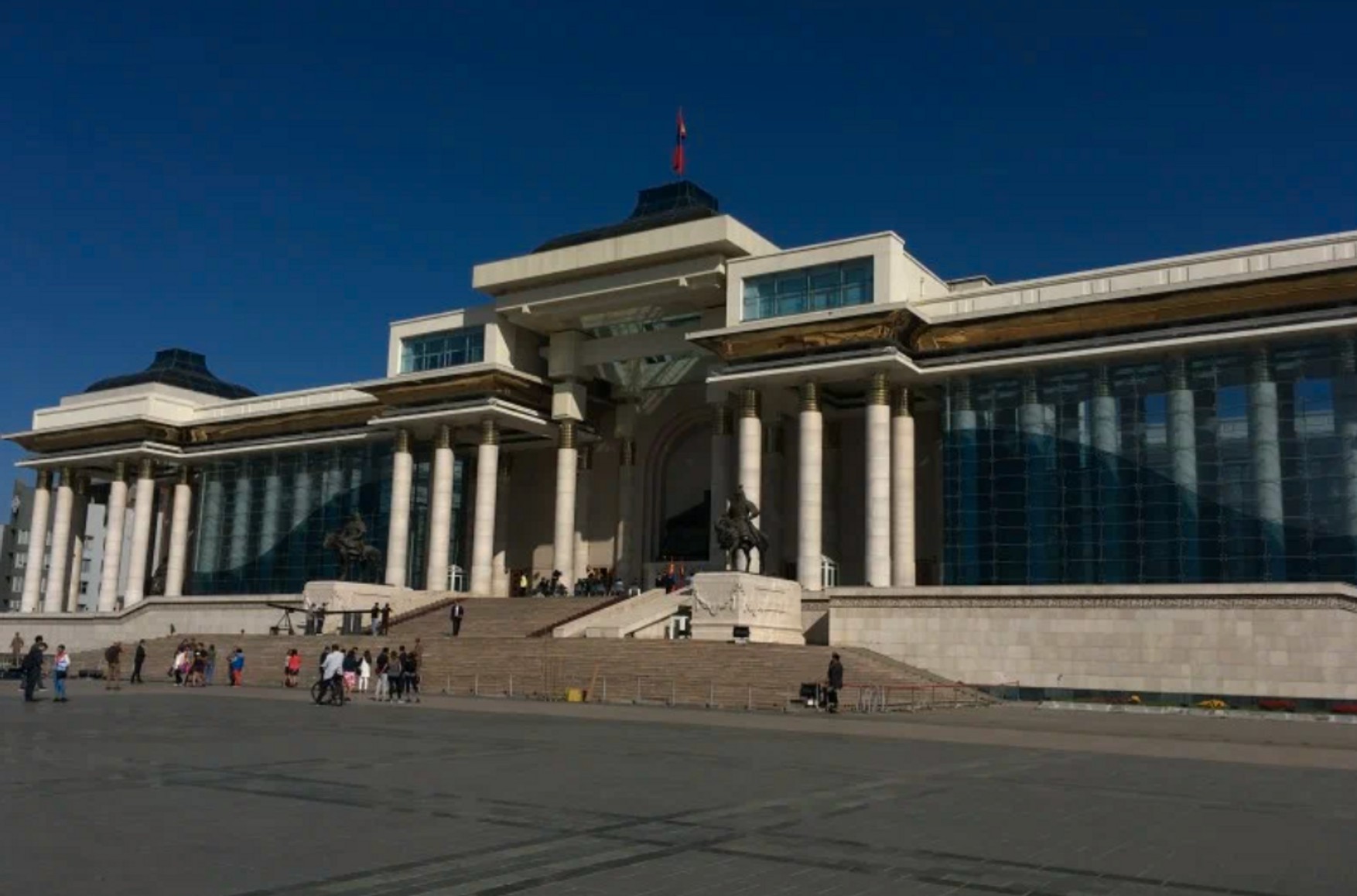 В Монголии протестующие штурмуют Дворец правительства из-за кражи угля на $12 млрд. Видео