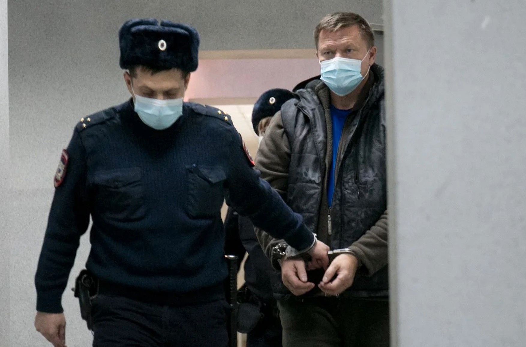 В Екатеринбурге суд отпустил на Донбасс десантника, который обвиняется во взяточничестве и находится под подпиской о невыезде