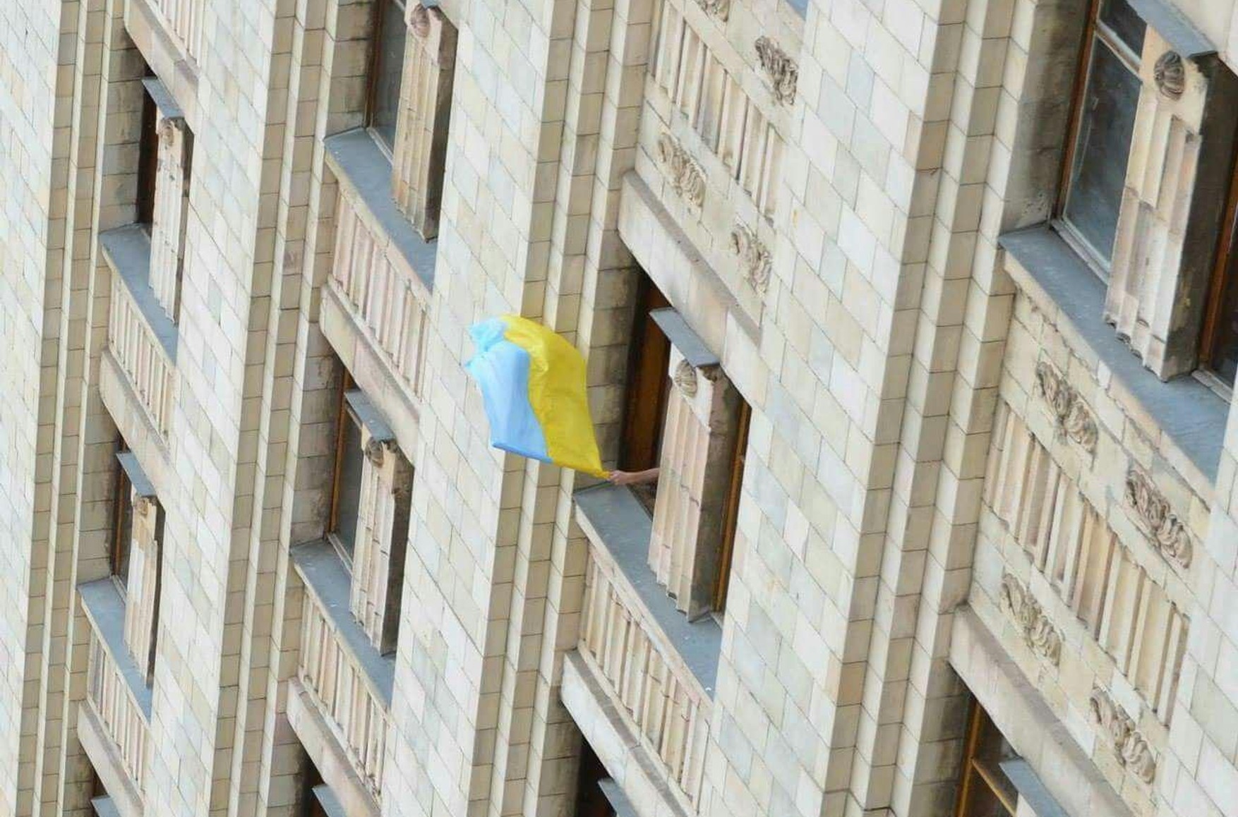 «Всех будут продолжать сажать». Адвокат Захватов о заявлении Генпрокуратуры о допустимости демонстрации украинского флага