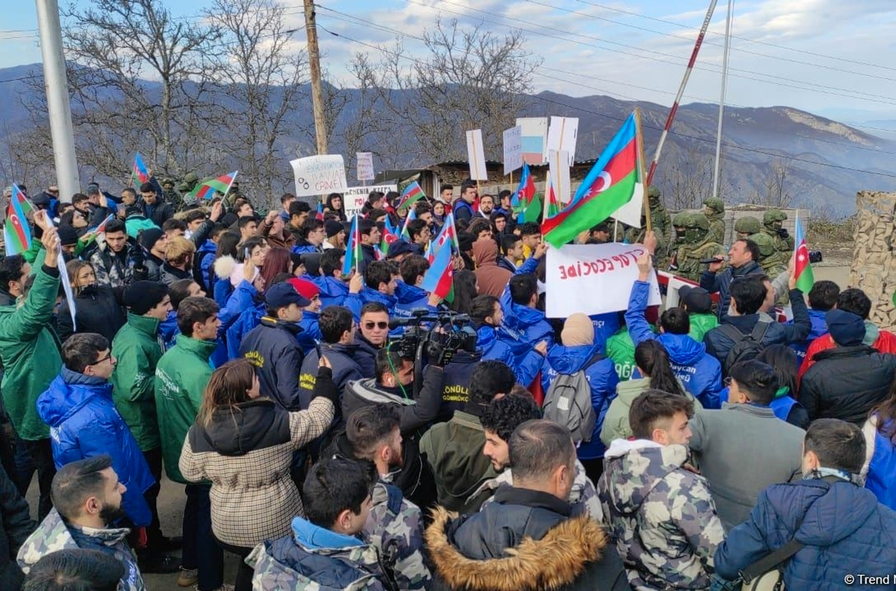 Армения заявила, что из-за Азербайджана в Нагорном Карабахе началась гуманитарная катастрофа. Азербайджан обвинил в этом Россию