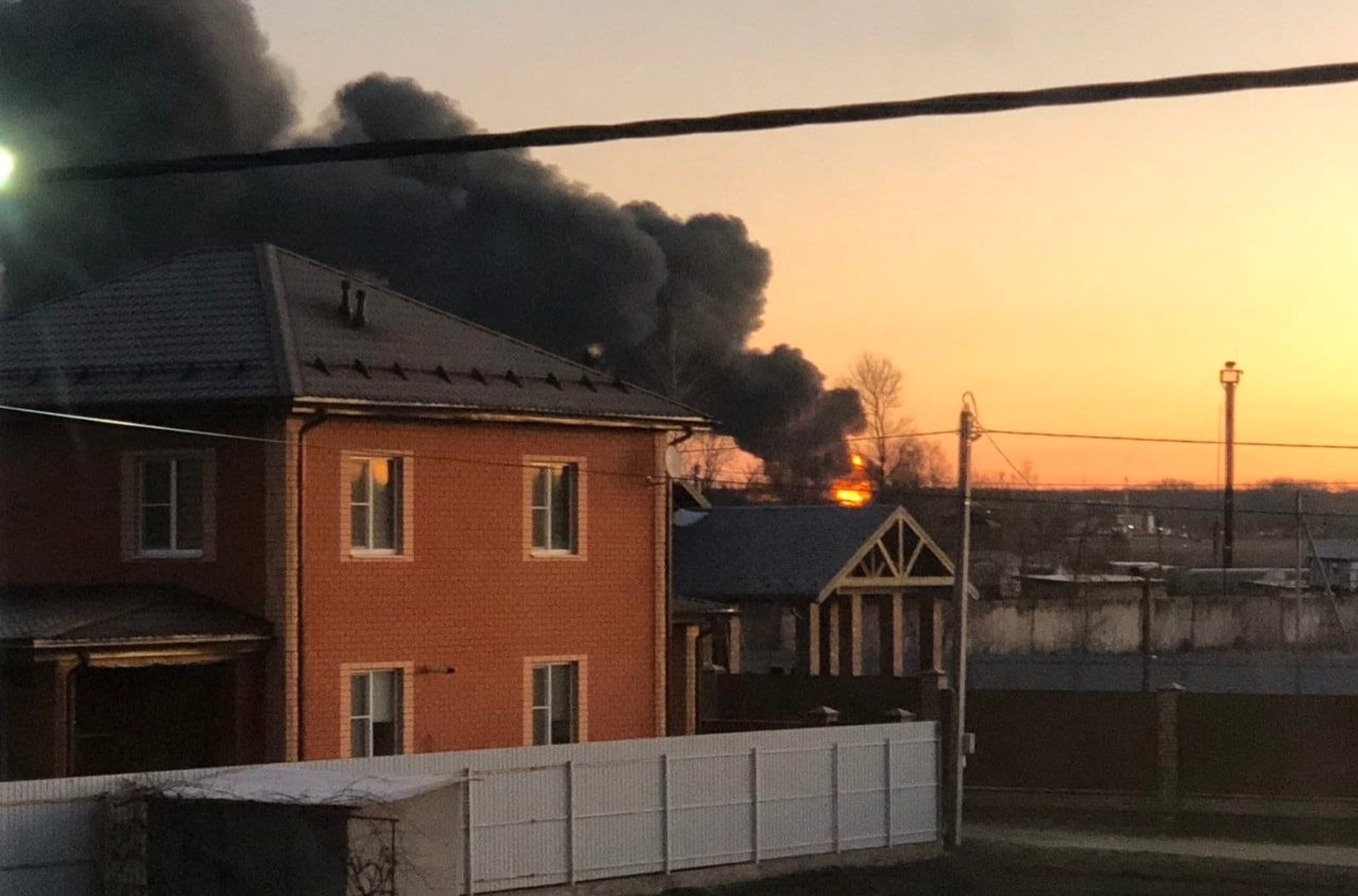 Беспилотник атаковал район аэродрома в Курске, загорелся нефтенакопитель. Видео