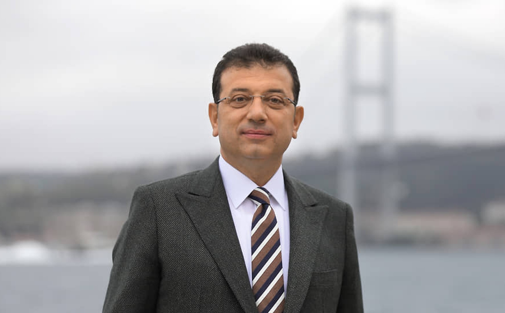 Мэра Стамбула Имамоглу приговорили к тюремному сроку за оскорбление должностных лиц. Он и его сторонники вышли на митинг