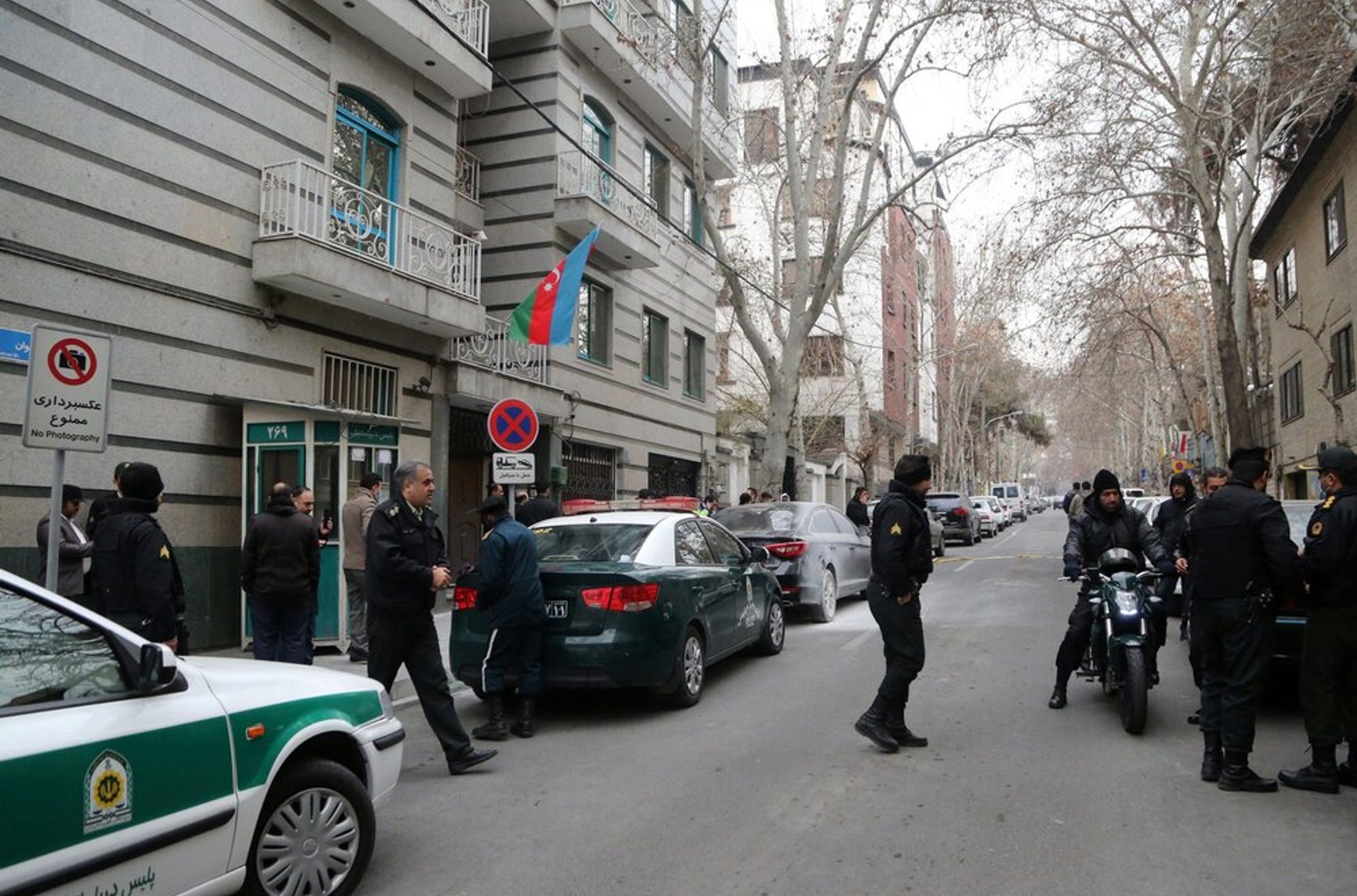 Азербайджан вывез своих дипломатов из Тегерана после нападения на посольство. Иран отказывается признать произошедшее терактом