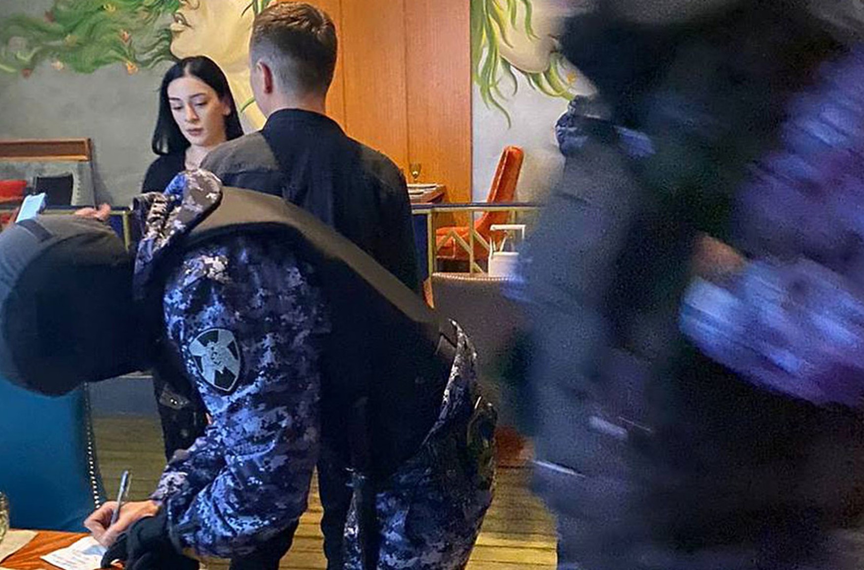 Супругам, обсуждавшим в ресторане войну в Украине, дали 15 суток ареста и штраф в тысячу рублей