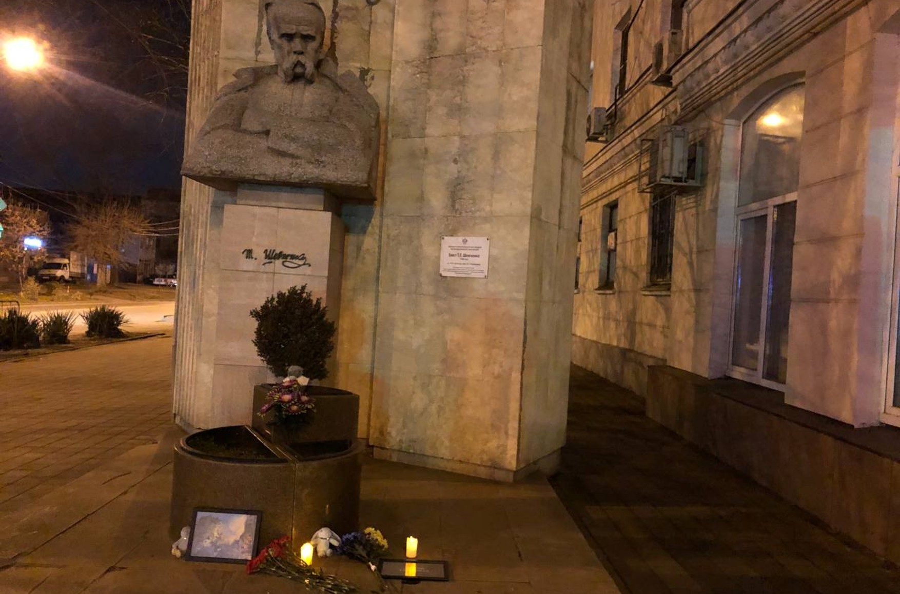К памятнику Тарасу Шевченко в Краснодаре принесли цветы и фото разрушенного ракетой дома в Днепре