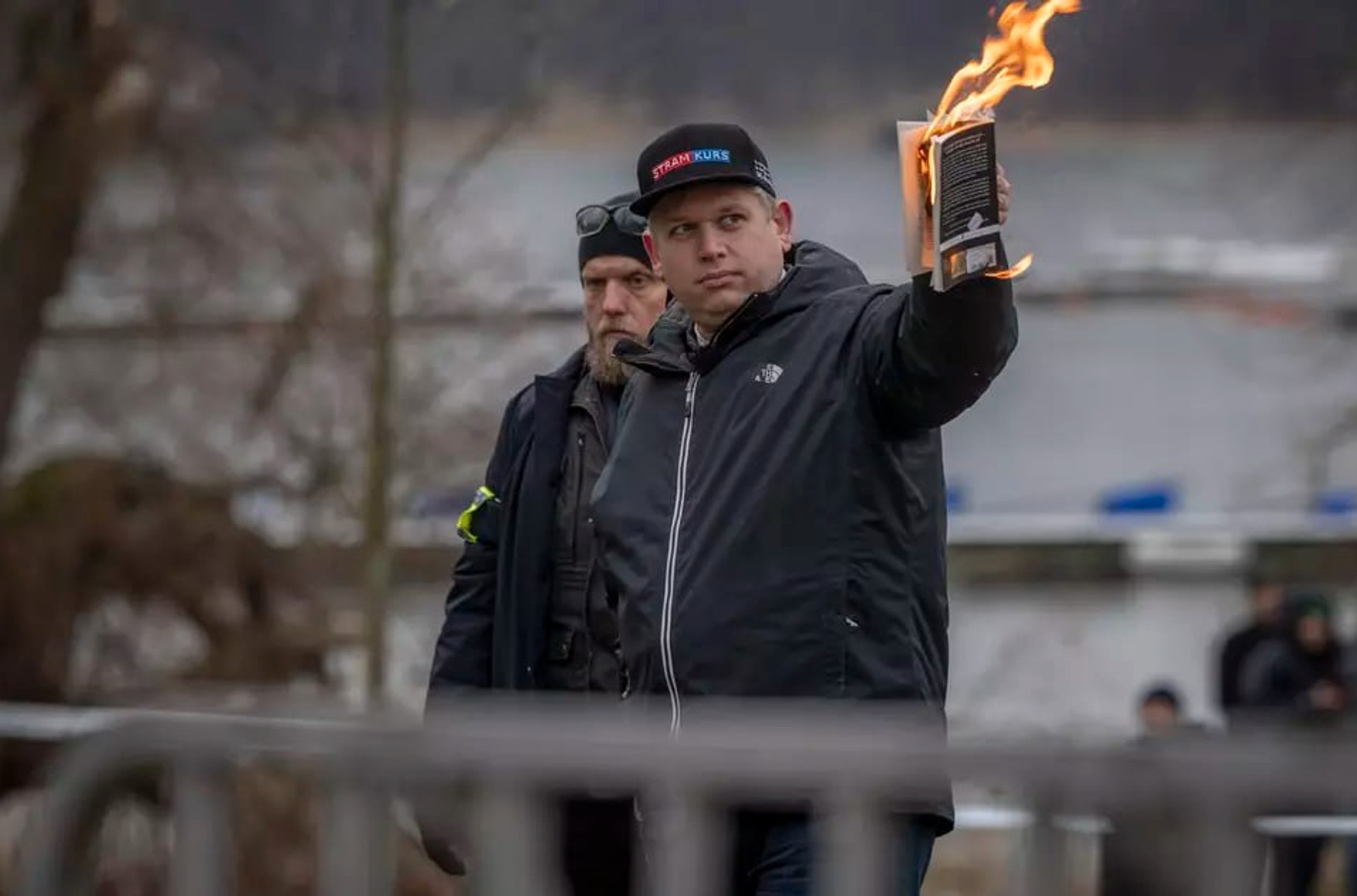 Акцию с сожжением Корана в Стокгольме оплатил журналист Чанг Фрик. Раньше он работал на RT, но заявляет, что с 2014 года не связан с каналом