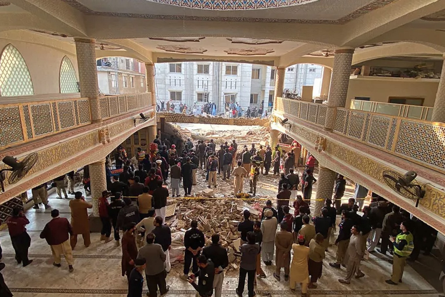 При взрыве в пакистанской мечети погибли 28 человек