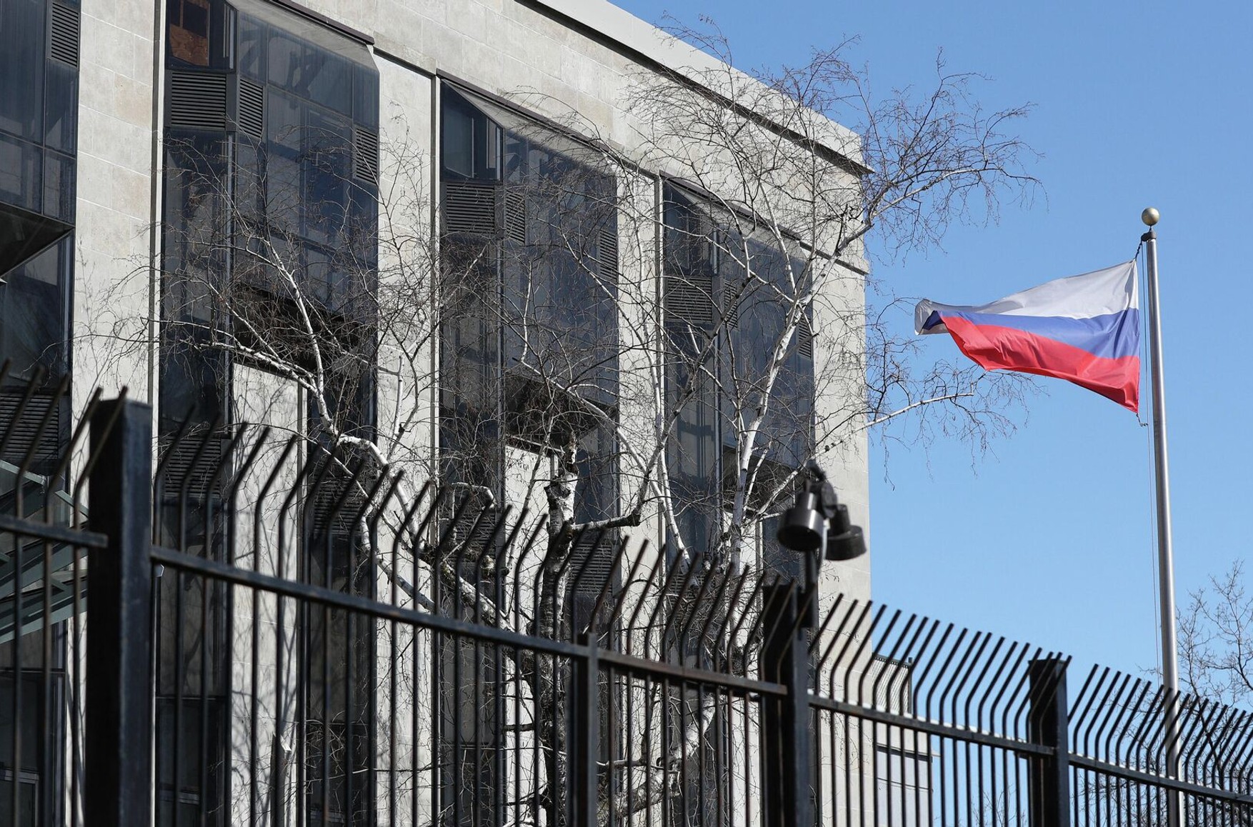 Россиянку не пускают в посольство РФ в Канаде из-за подписки на группу «За прекрасную Россию будущего»
