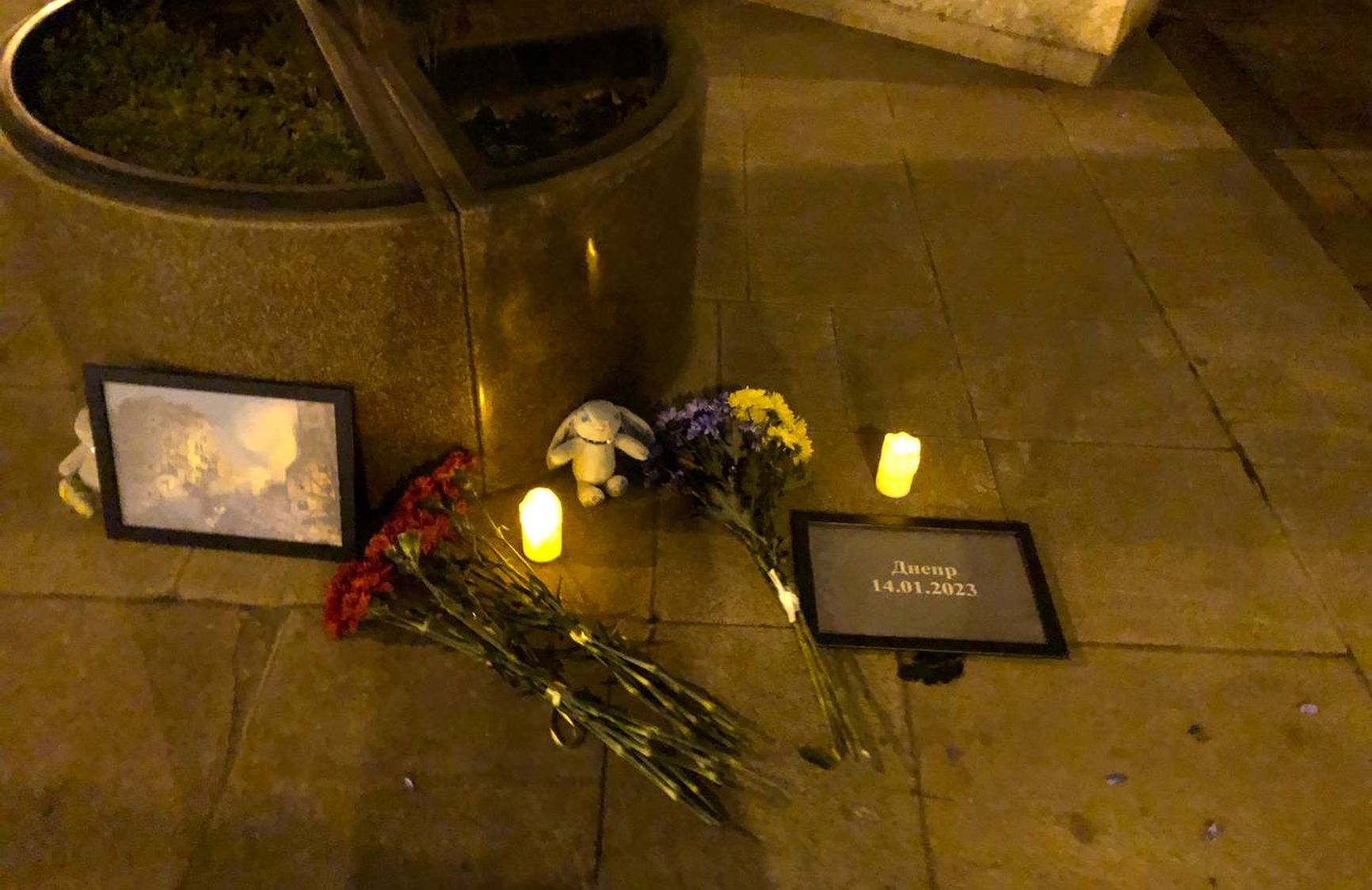 К памятнику Тарасу Шевченко в Краснодаре принесли цветы и фото разрушенного ракетой дома в Днепре
