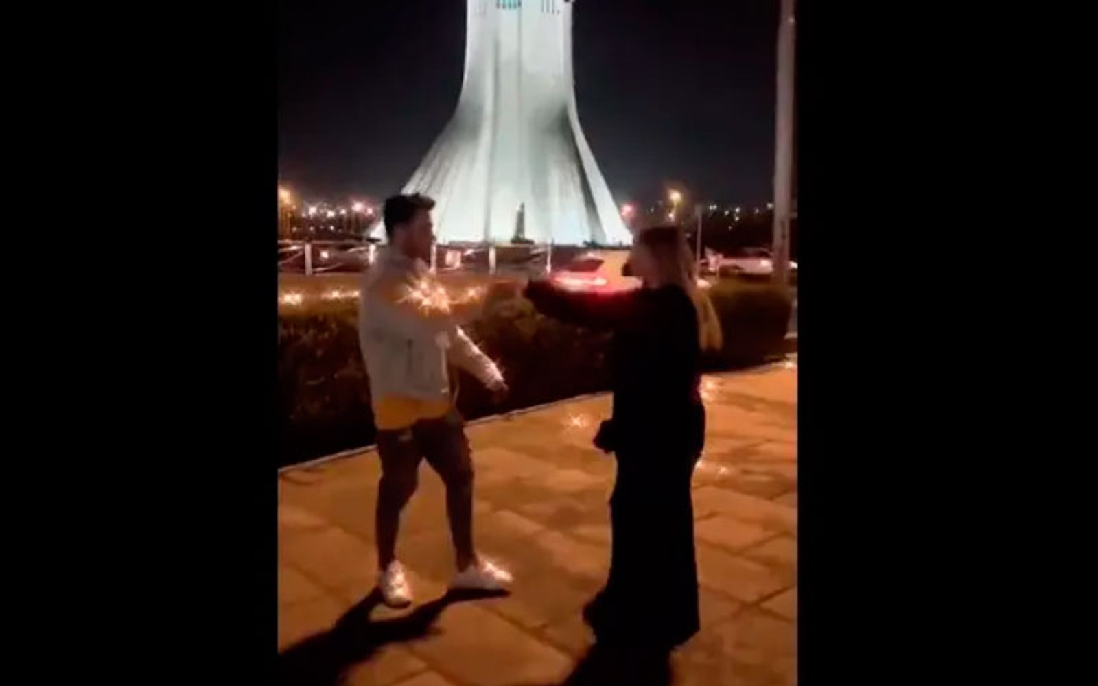 Суд в Иране приговорил молодую пару к 10,5 года тюрьмы за танец на улице