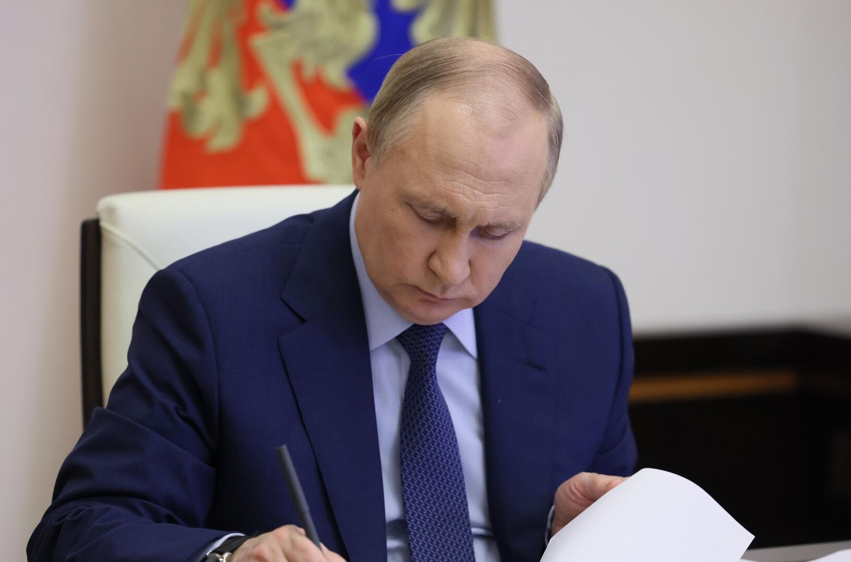 Путин лично подписал указы о помиловании зэков, согласившихся воевать в Украине — данные полицейской базы