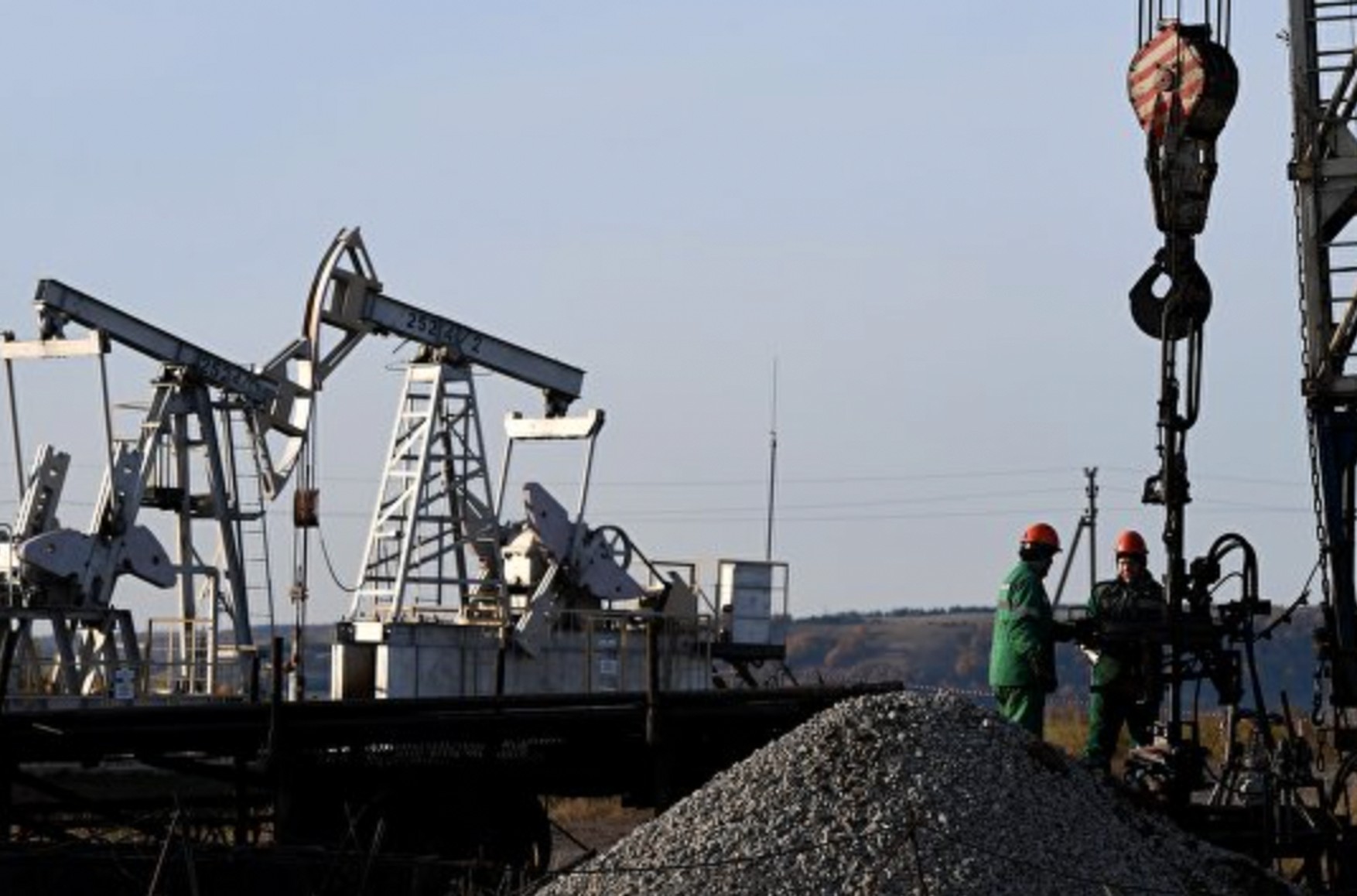 Индийская компания отказалась раскрыть цену на российскую нефть и осталась без сырья из-за санкций — Bloomberg