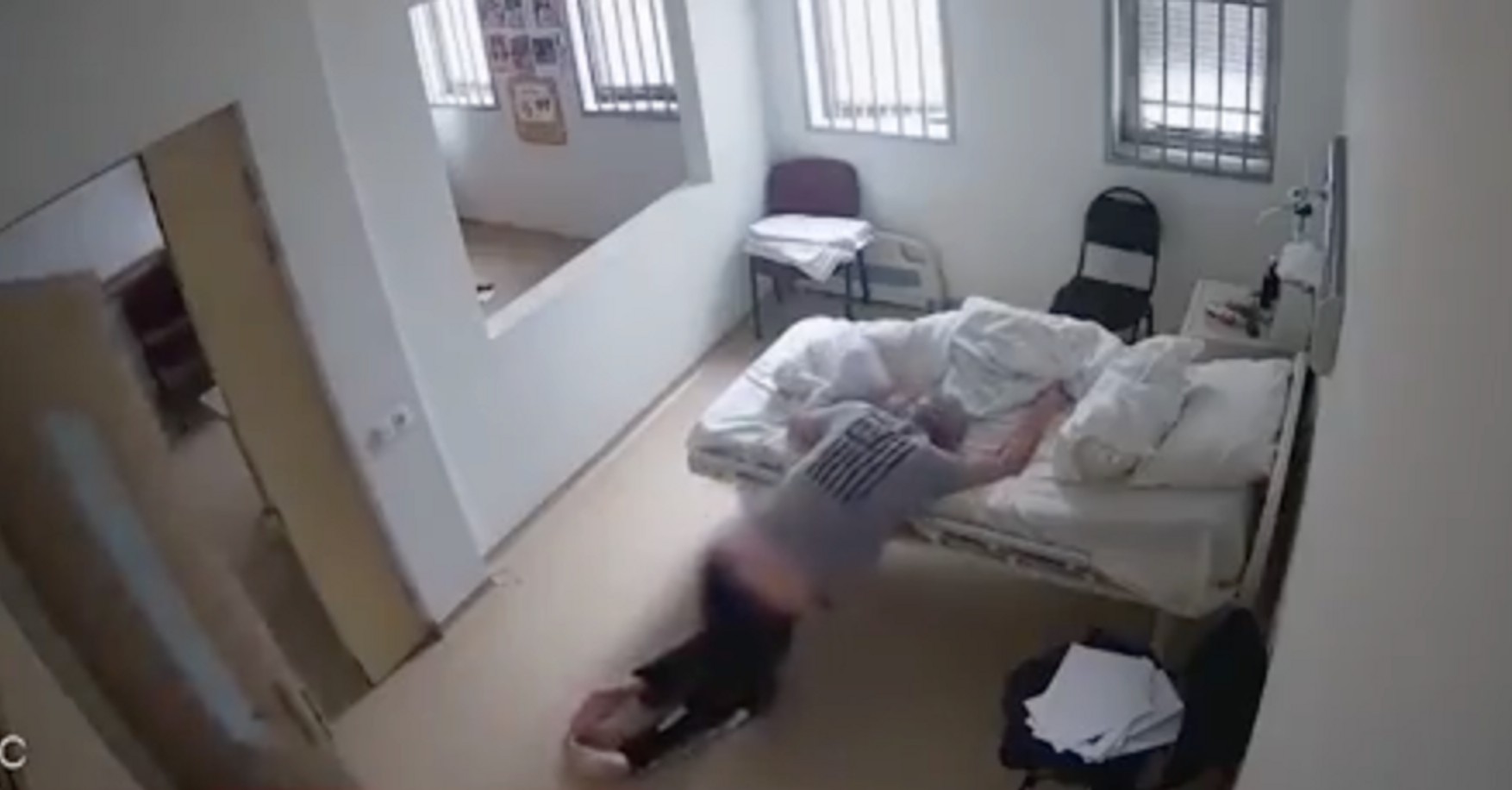 CNN опубликовал видеозаписи с Саакашвили, на которых он изможденный падает на пол в больничной палате