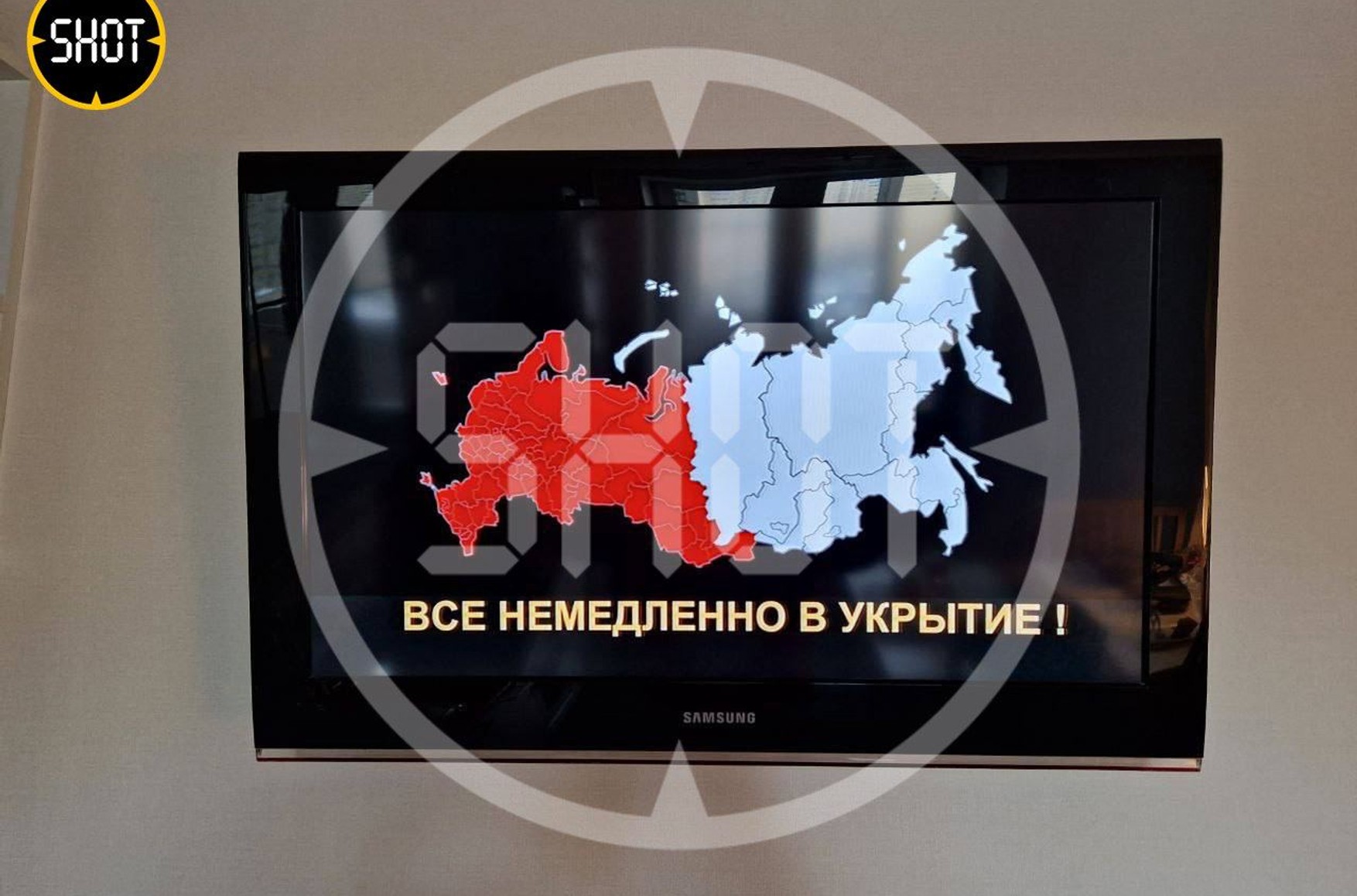 В нескольких регионах России и Крыму объявили воздушную тревогу на радио и телеканалах. В МЧС заявили о взломе серверов