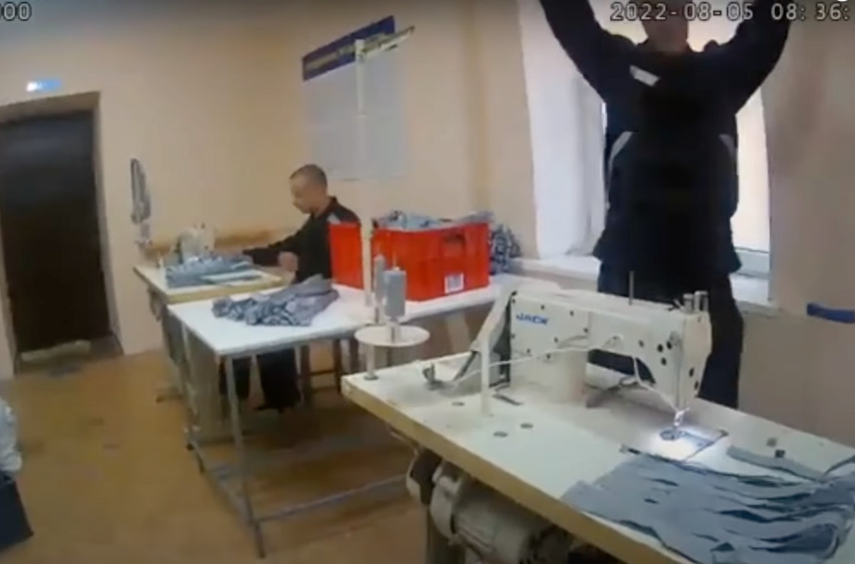 Опубликовано видео из колонии, где сидит Алексей Навальный. В ролике капитан накладывает на Навального взыскание за короткие рукава