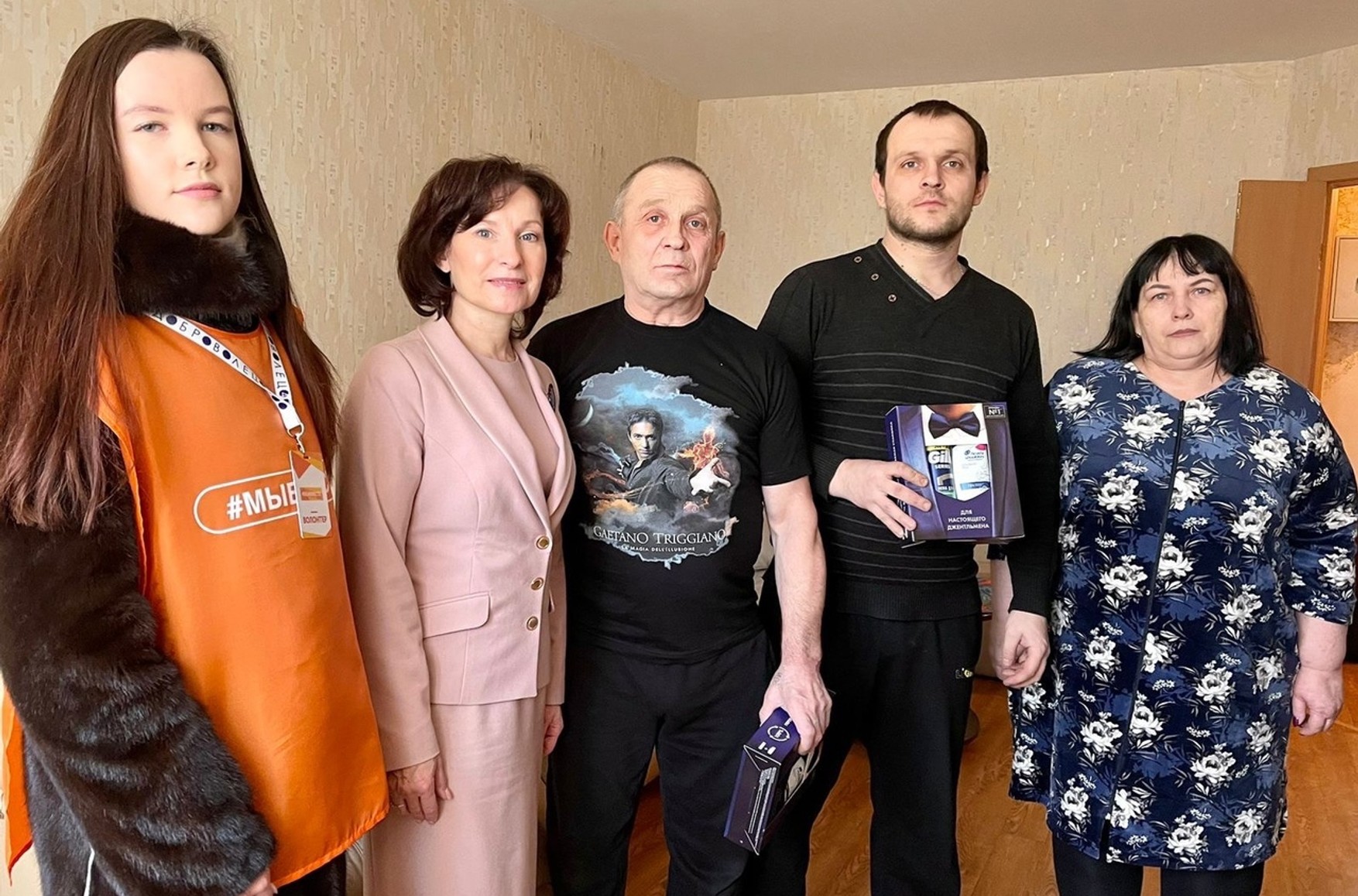 В Ленинградской области родственникам погибших на войне подарили пену для бритья и шампунь