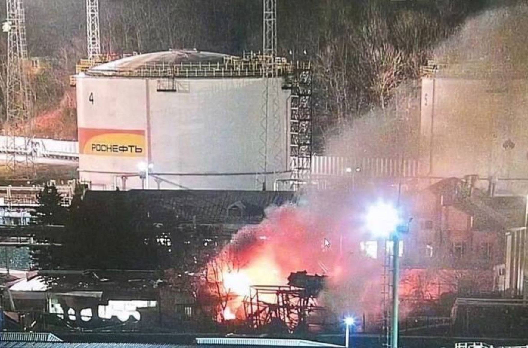 На нефтебазе «Роснефти» в Краснодарском крае произошел пожар. Baza пишет об атаке беспилотников со взрывчаткой
