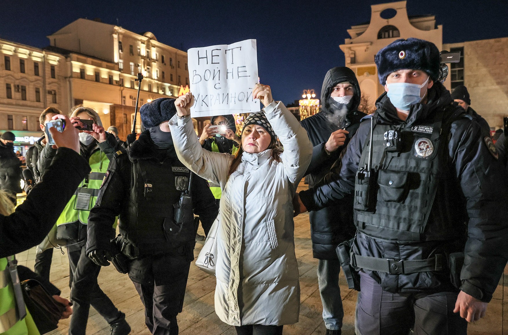 На антивоенных акциях в России 24 февраля задержали 54 человека
