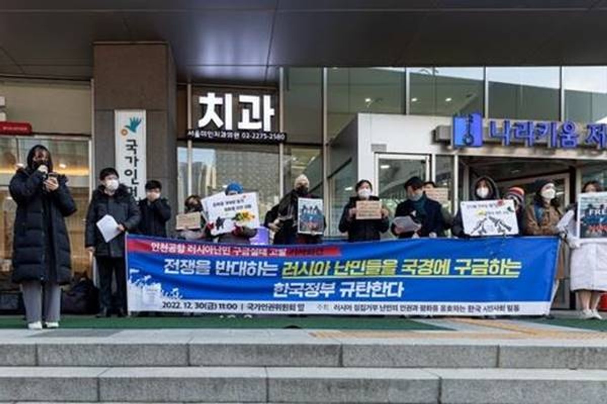 Россиянам, прожившим 4 месяца в аэропорту Южной Кореи из-за мобилизации, разрешили остаться в стране