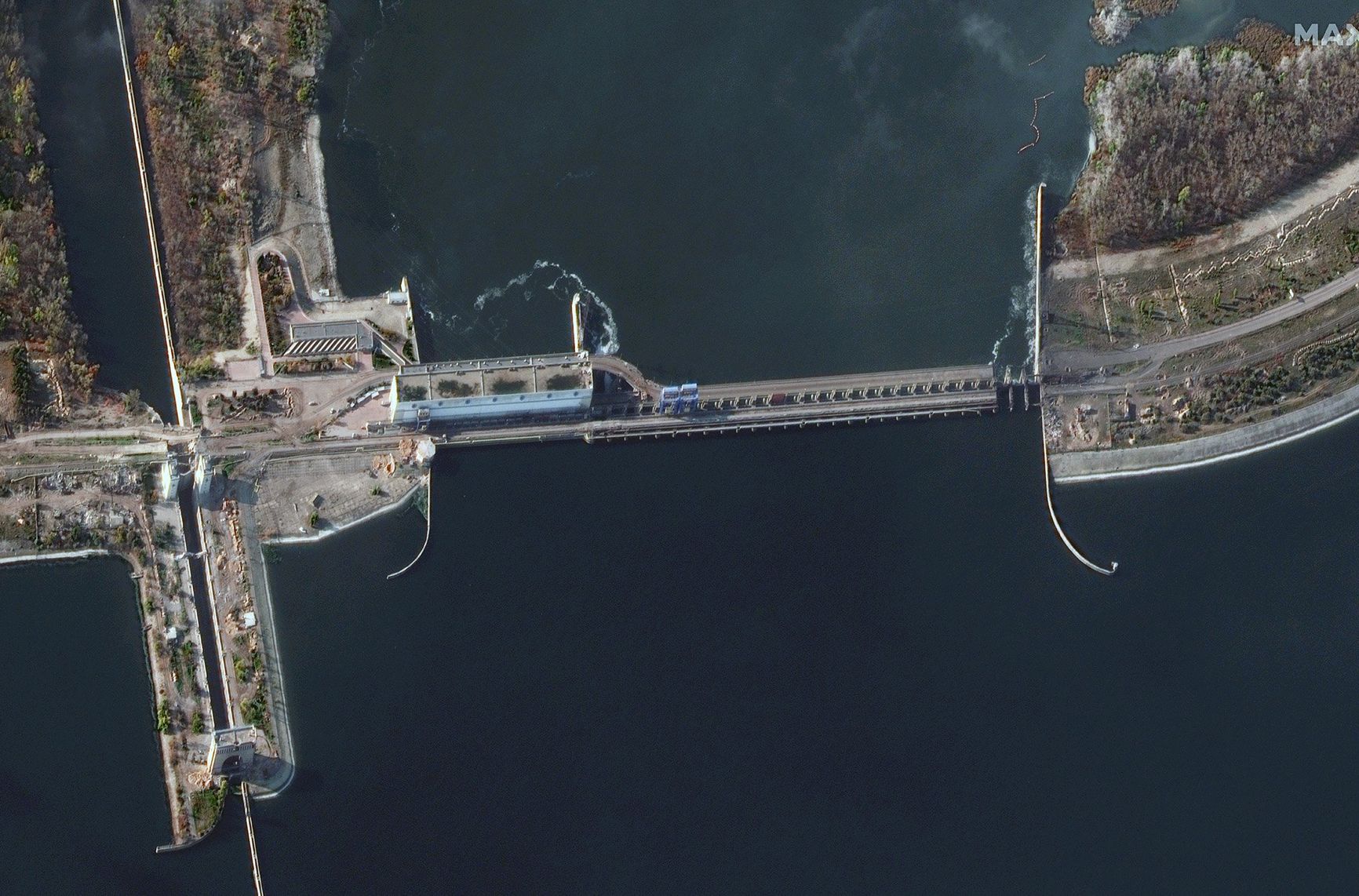 Россия сбрасывает воду из Каховского водохранилища. Это может привести к катастрофе на Запорожской АЭС