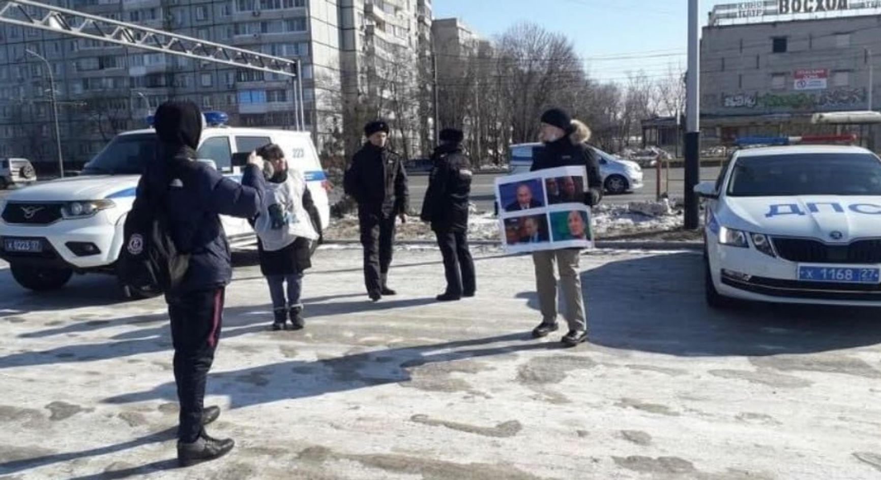 «Хватит кровавой „борьбы за мир”!» В российских городах появились стихийные мемориалы в годовщину войны в Украине