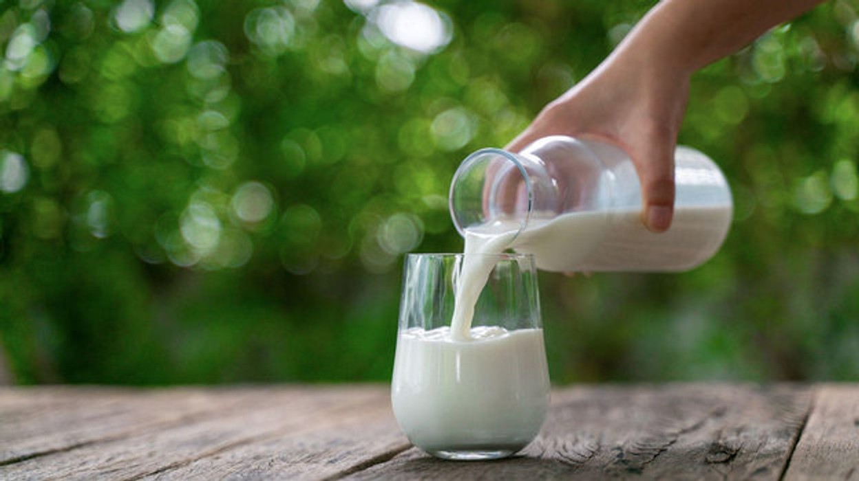 РБК: производители все чаще маскируют снижение объема молока в пакете надписью «1 кг» 