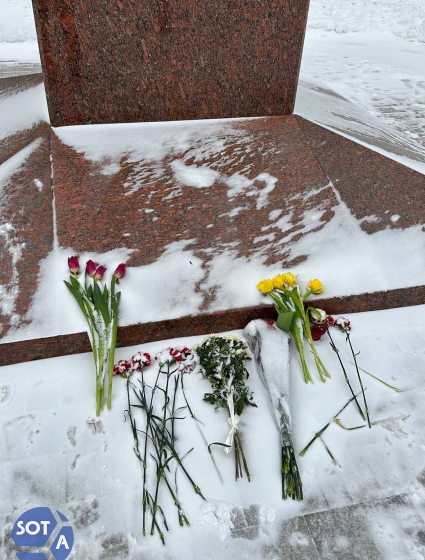 «Хватит кровавой „борьбы за мир”!» В российских городах появились стихийные мемориалы в годовщину войны в Украине