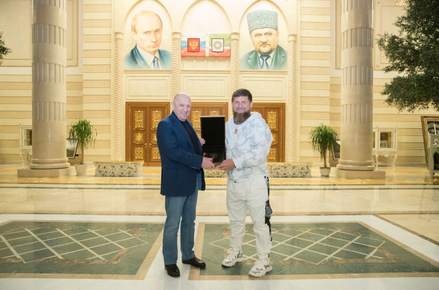 Кадыров сообщил о намерении создать свою ЧВК и поддержал конфликтующего с Минобороны Пригожина, назвав его братом