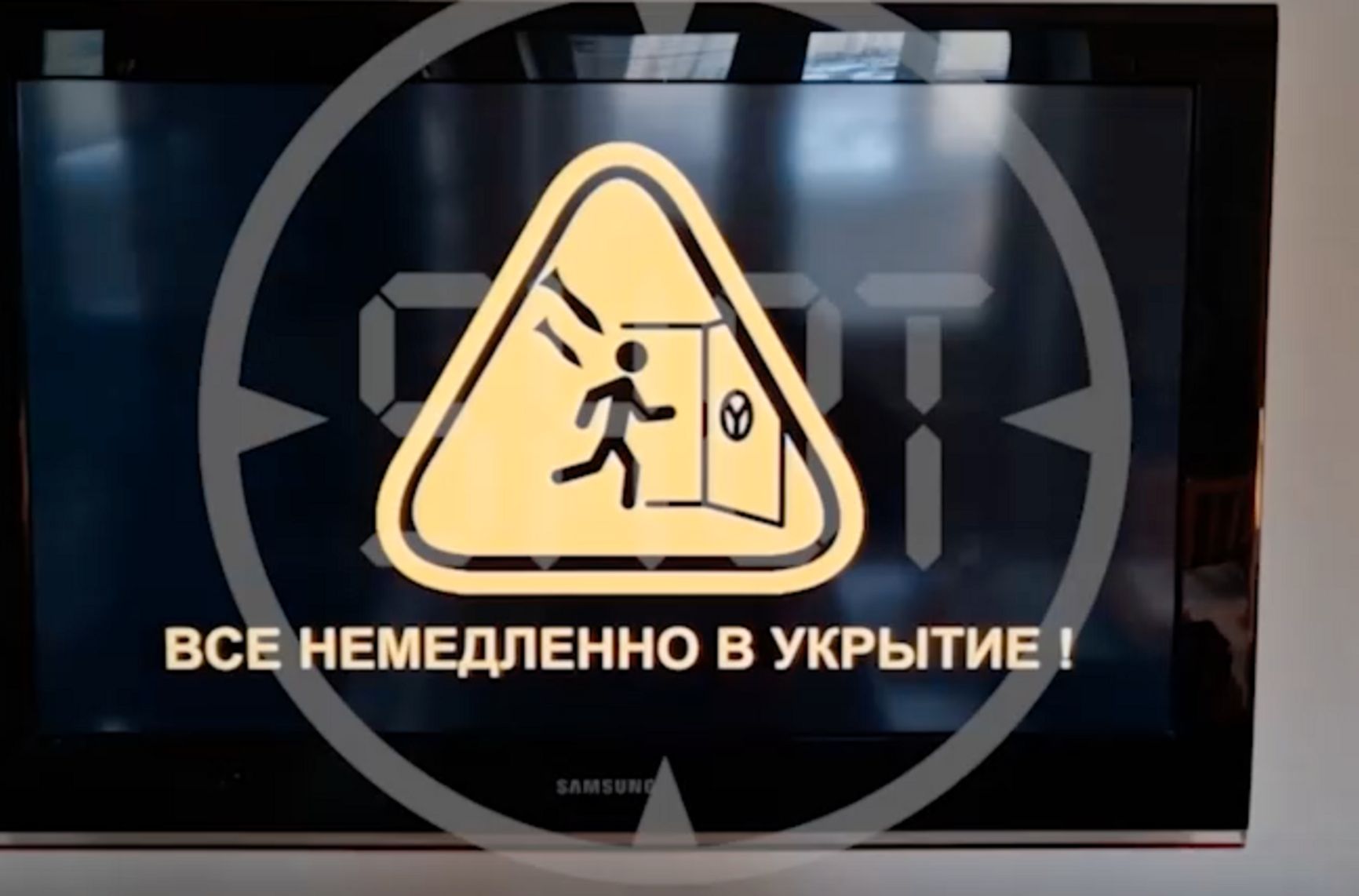 В нескольких регионах России и Крыму объявили воздушную тревогу на радио и телеканалах. В МЧС заявили о взломе серверов