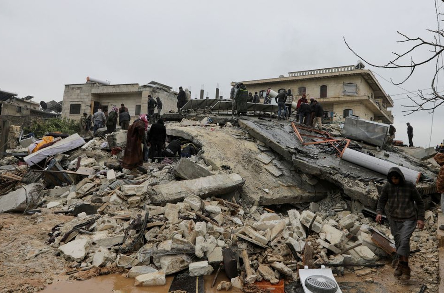 Число жертв землетрясения в Турции и Сирии превысило 4400 человек