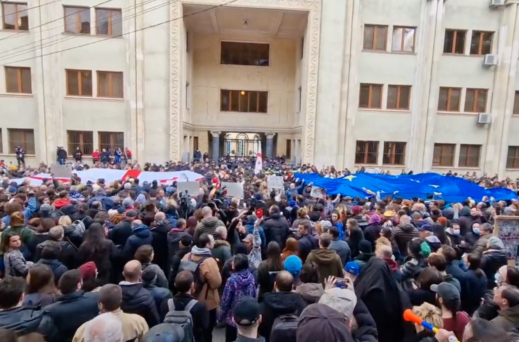 В Грузии начались митинги против закона об «иностранных агентах». Его внепланово начали обсуждать в парламенте в отсутствие оппозиции