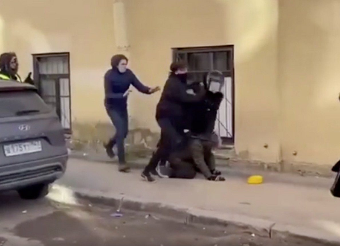 В Петербурге участника антивоенной акции приговорили к 10 месяцам колонии за толчок полицейского