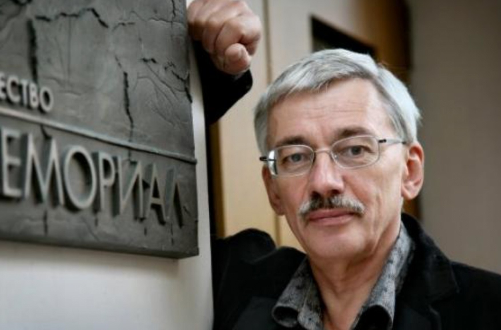 Против члена совета ПЦ «Мемориал» Олега Орлова возбудили дело о повторной «дискредитации» армии, его отпустили из СК под подписку о невыезде
