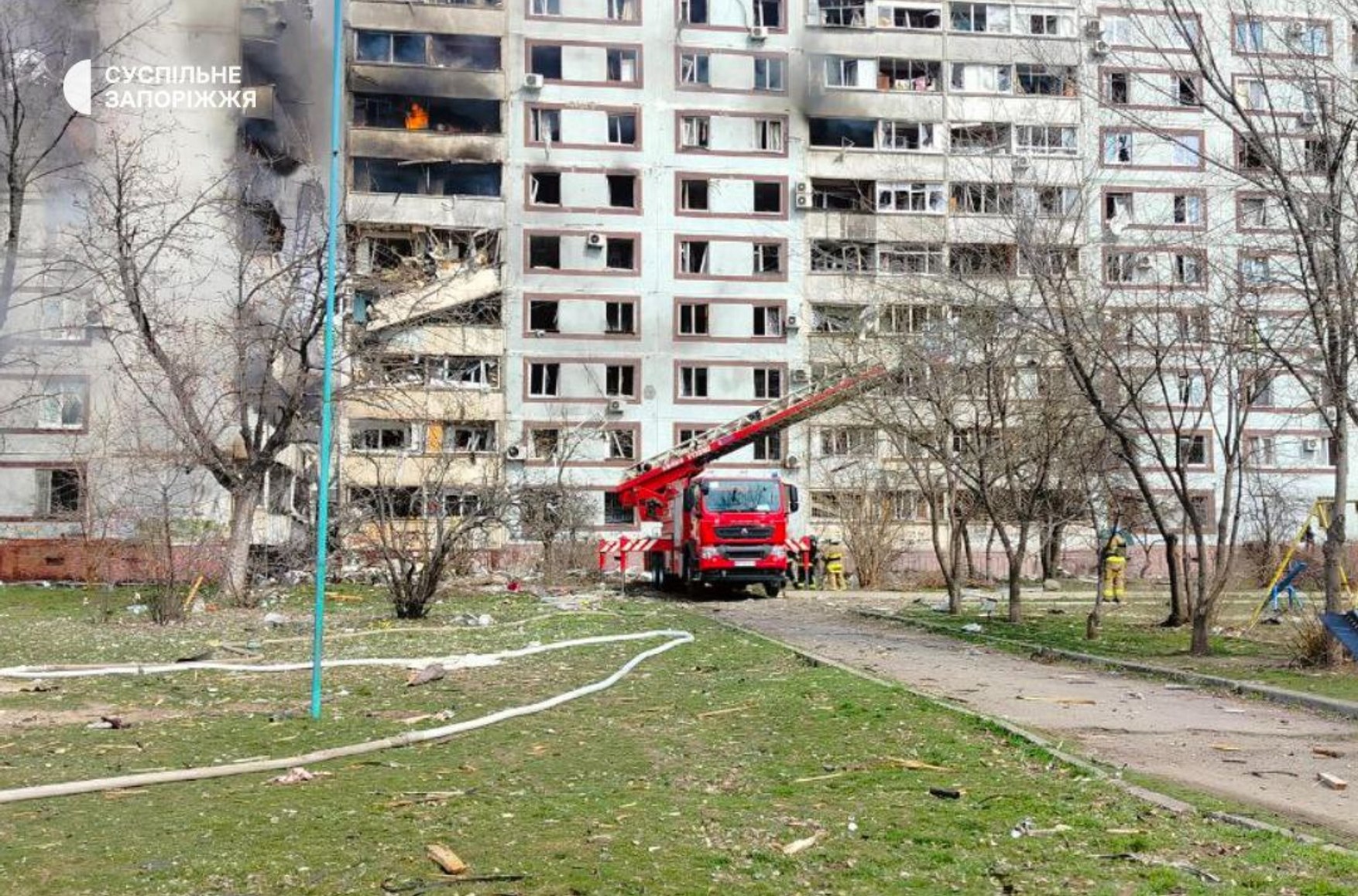 В Запорожье под обстрел попал жилой дом — видео
