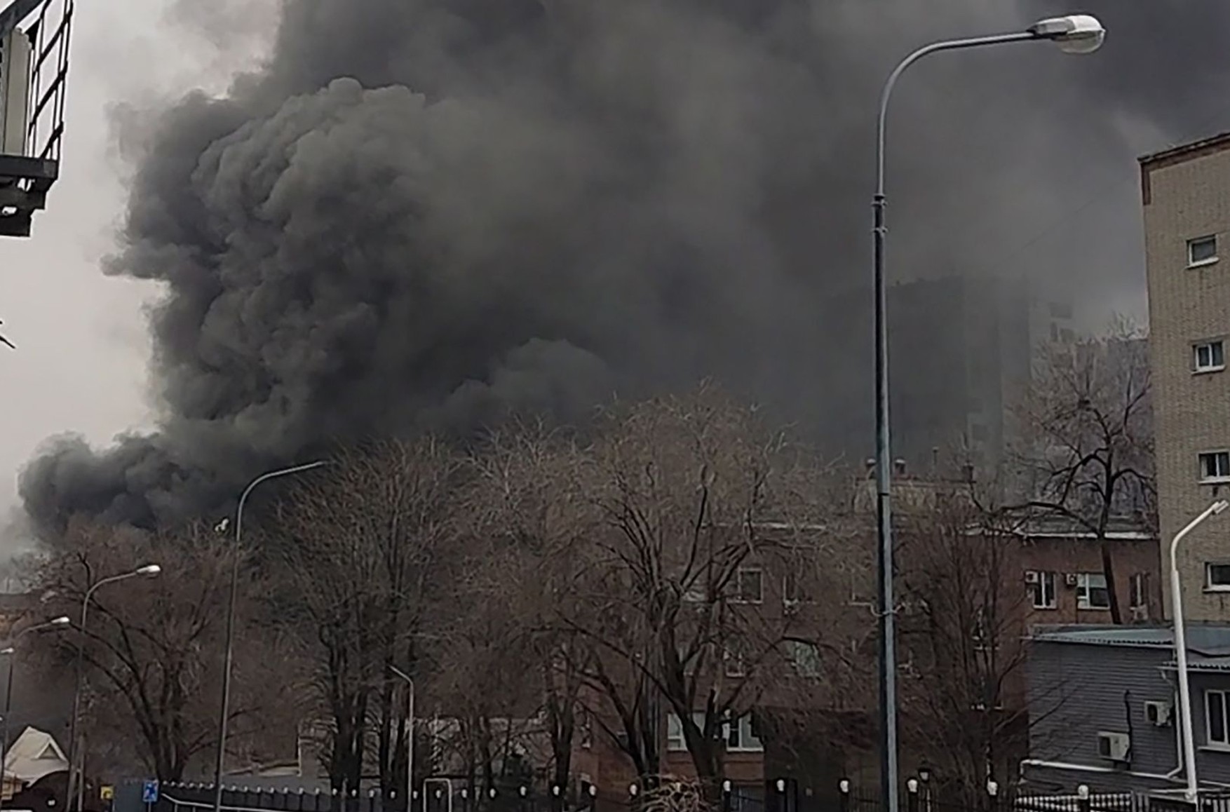 Пожар в здании ФСБ в Ростове-на-Дону мог начаться из-за взрыва доставленного туда БПЛА — Baza. Власти заявляли о «замыкании электропроводки»