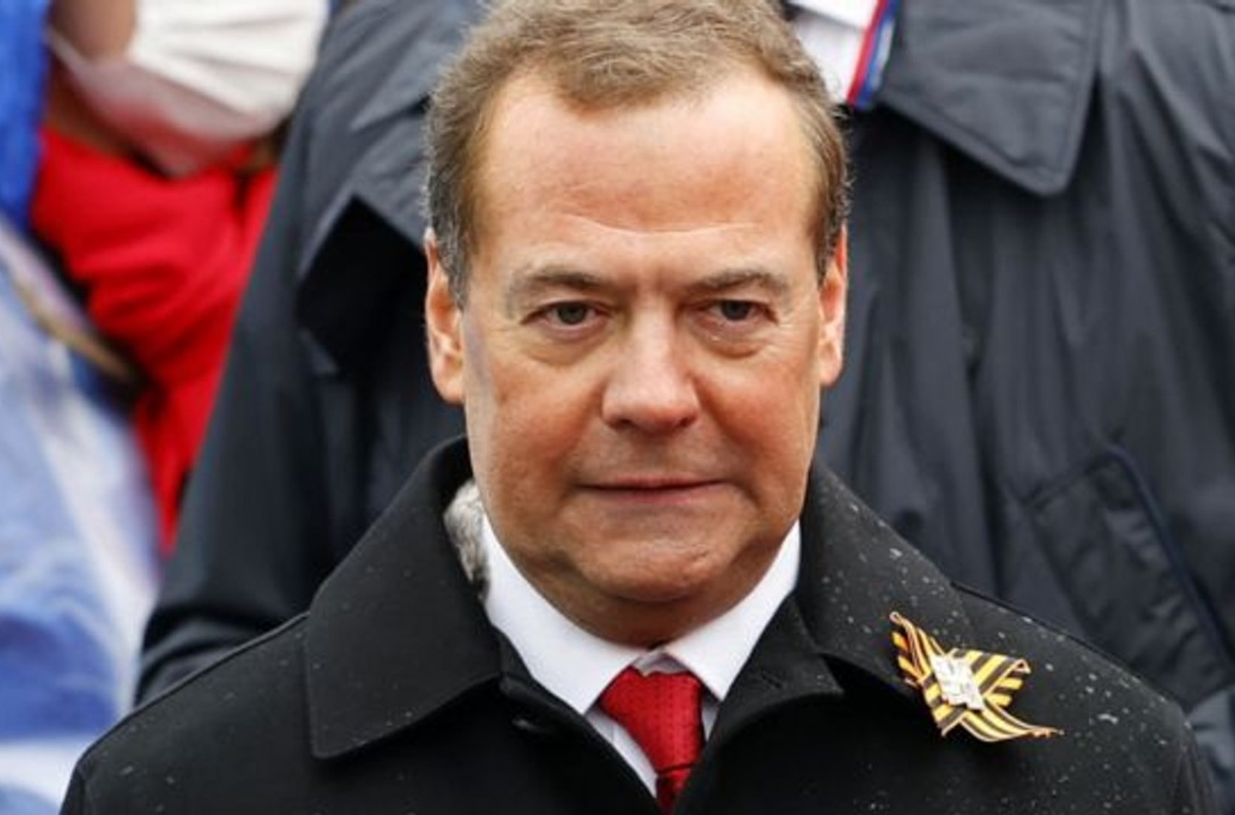 Зампредседателя Совбеза России Медведев заявил, что нужно свергнуть Байдена «по просьбе Трампа»