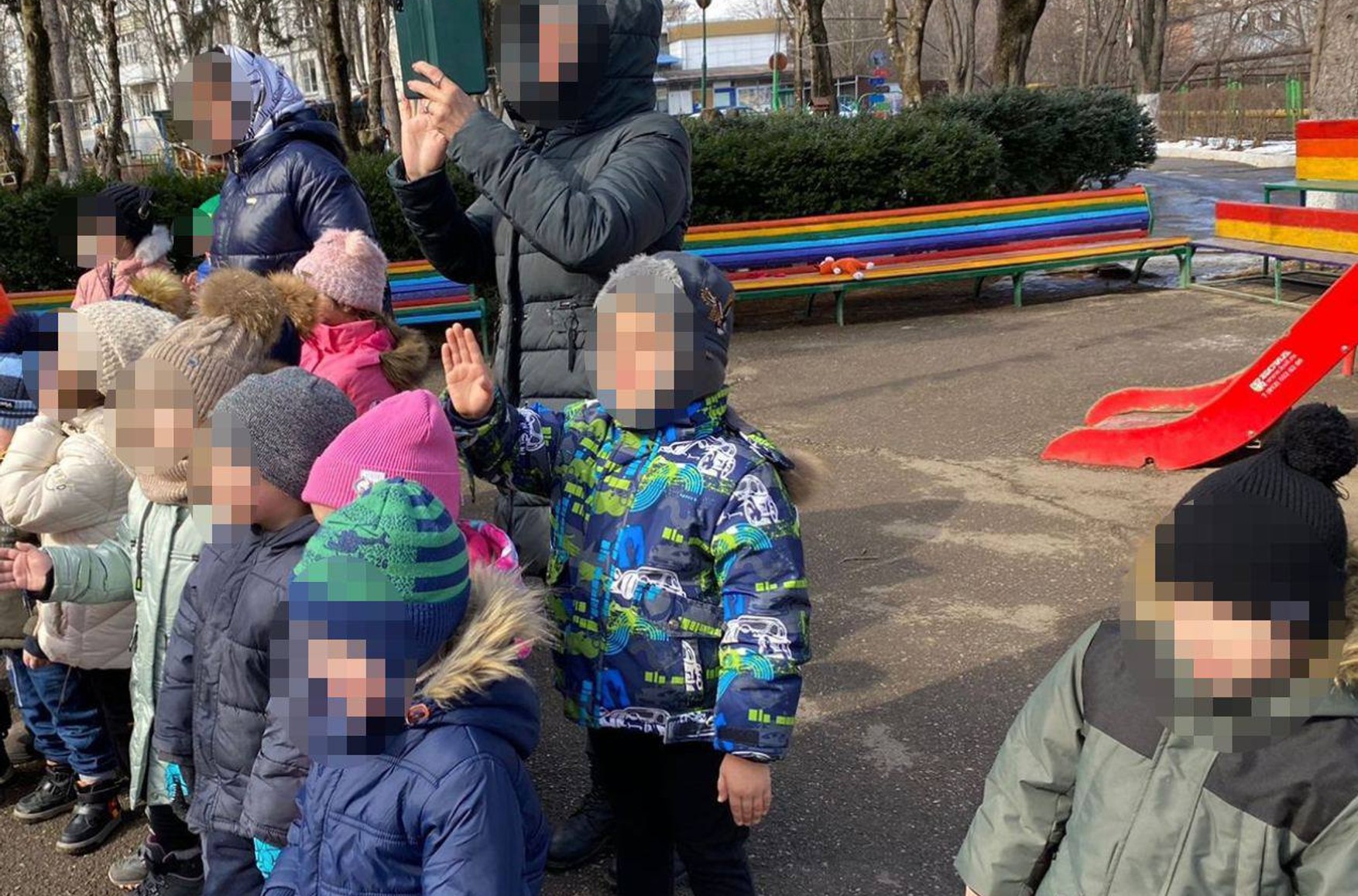 В Ставропольском крае проверяют детский сад на «пропаганду ЛГБТ» из-за лавочек, раскрашенных в цвета радуги 