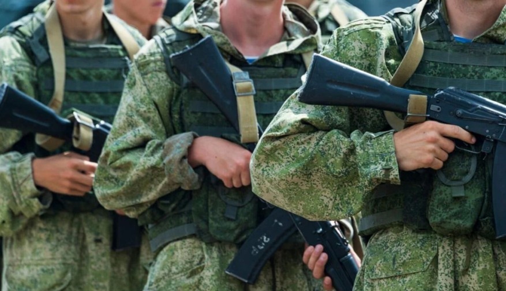 «Верстка»: Российским военнослужащим задерживают и урезают зарплаты