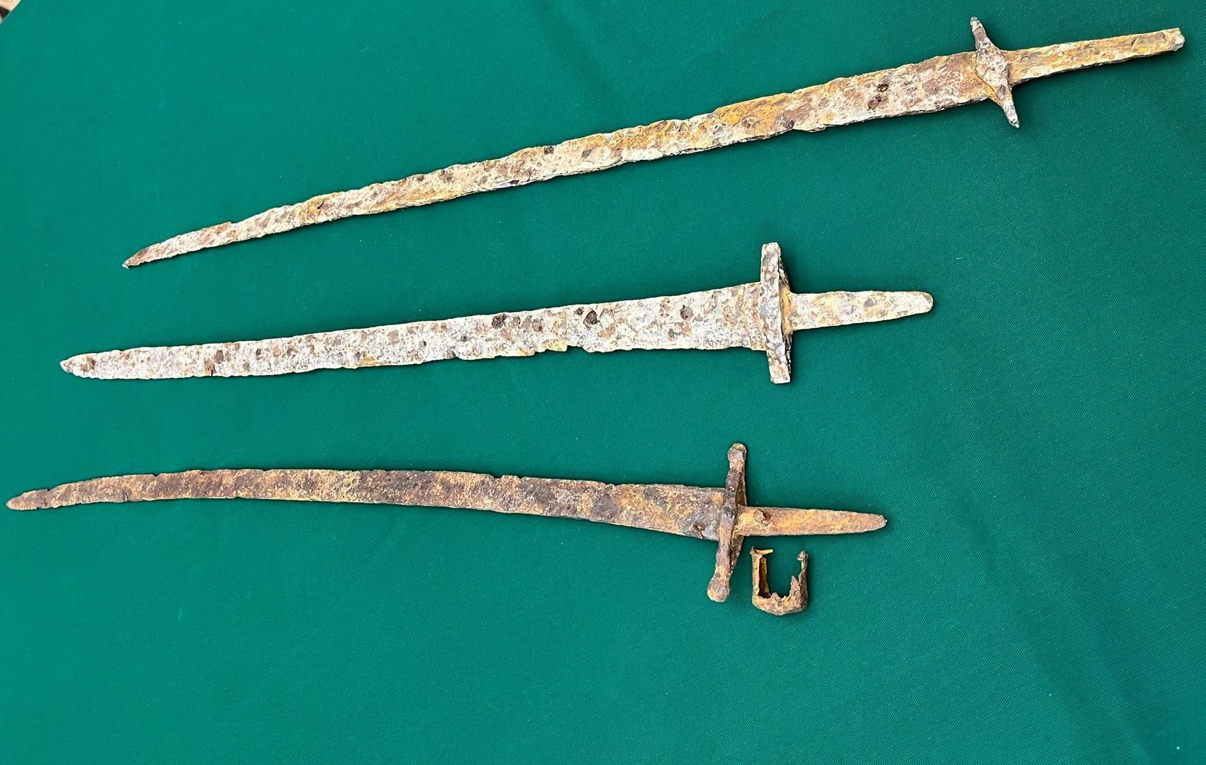Американские власти передали Украине скифские мечи, похищенные с оккупированных территорий. Артефакты пытались незаконно ввезти в США