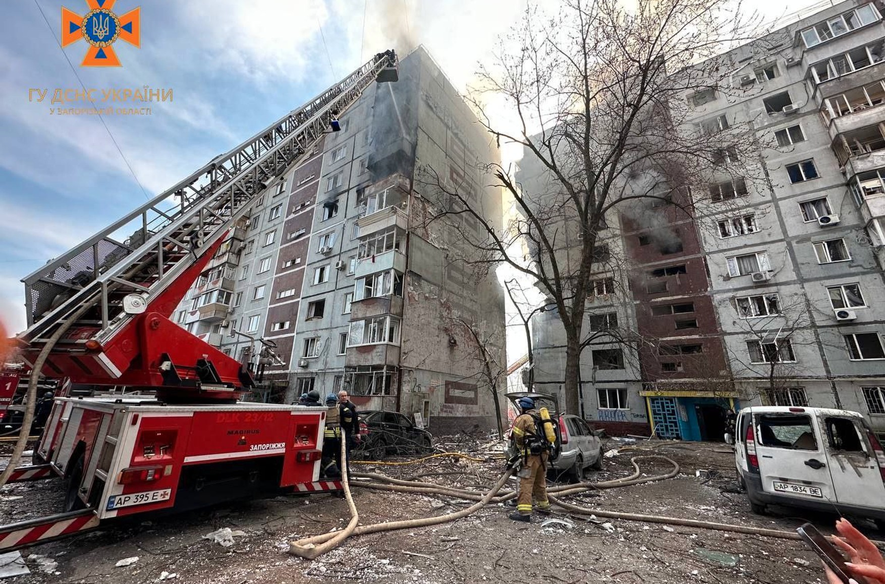 «В торце дома есть полностью разрушенные квартиры, у которых стен не осталось» — очевидец о ракетном ударе по Запорожью